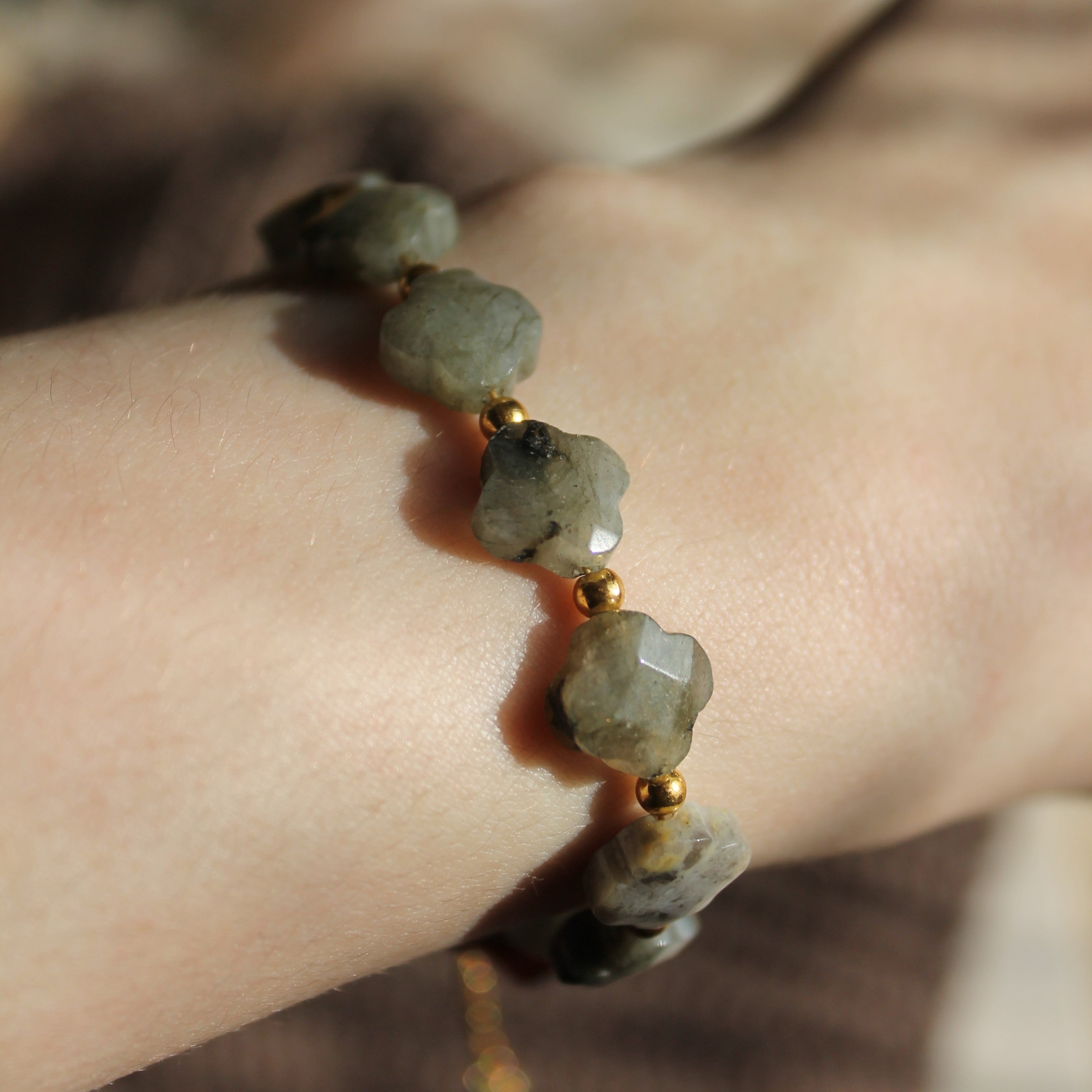 Labradorit Clover Edelsteinarmband mit Verschluss goldfarben