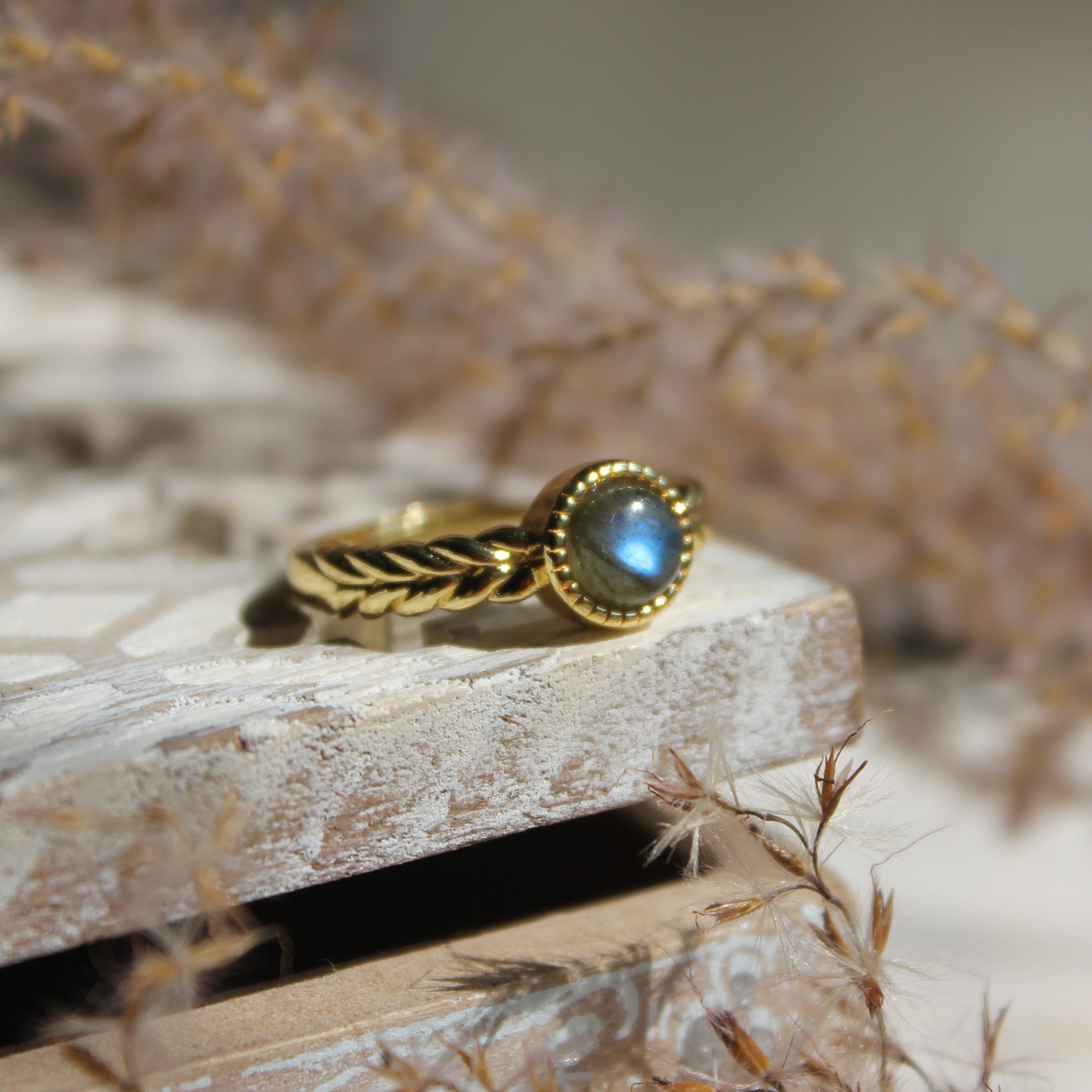 Labradorit Edelsteinring YURENA größenverstellbar goldfarben