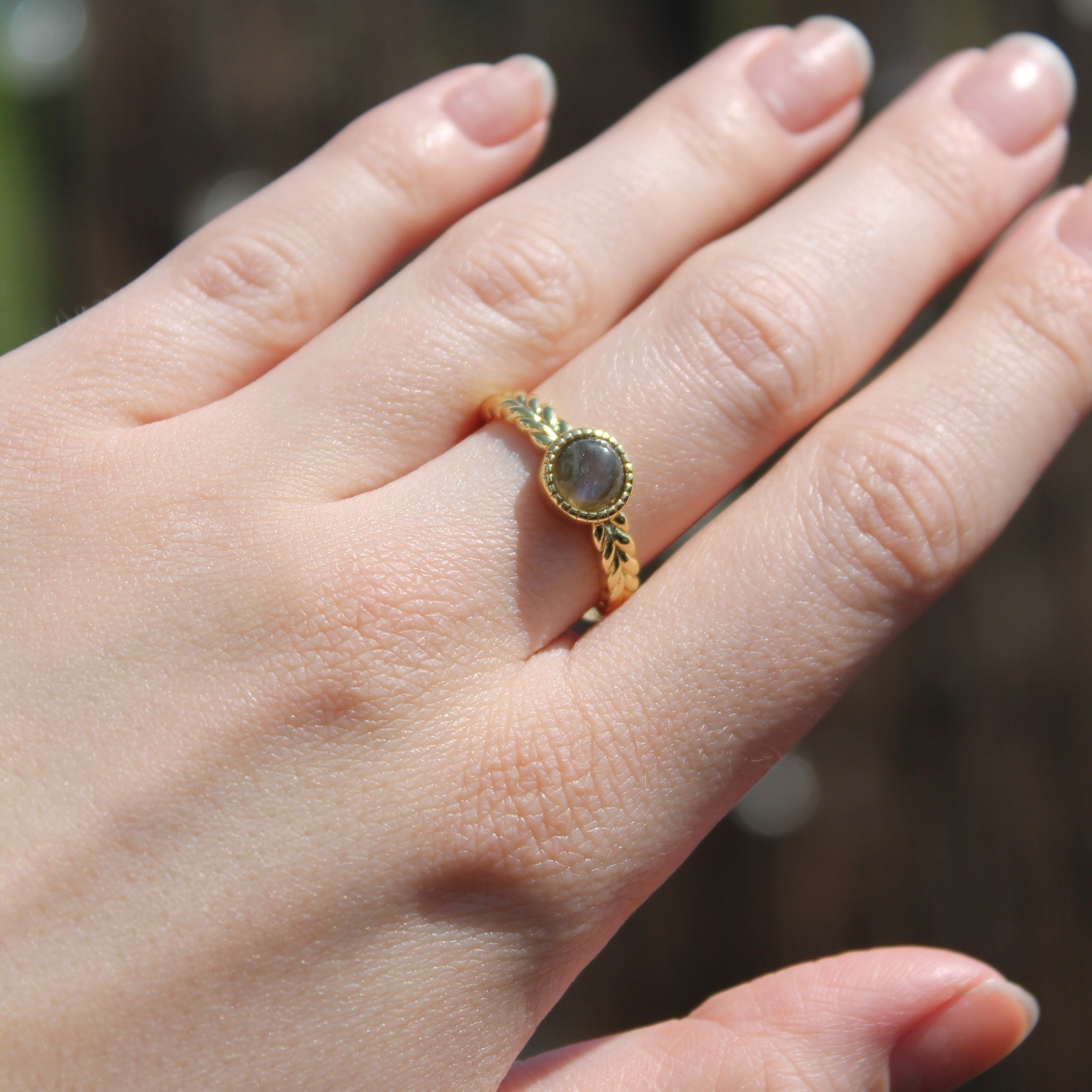 Labradorit Edelsteinring YURENA größenverstellbar goldfarben