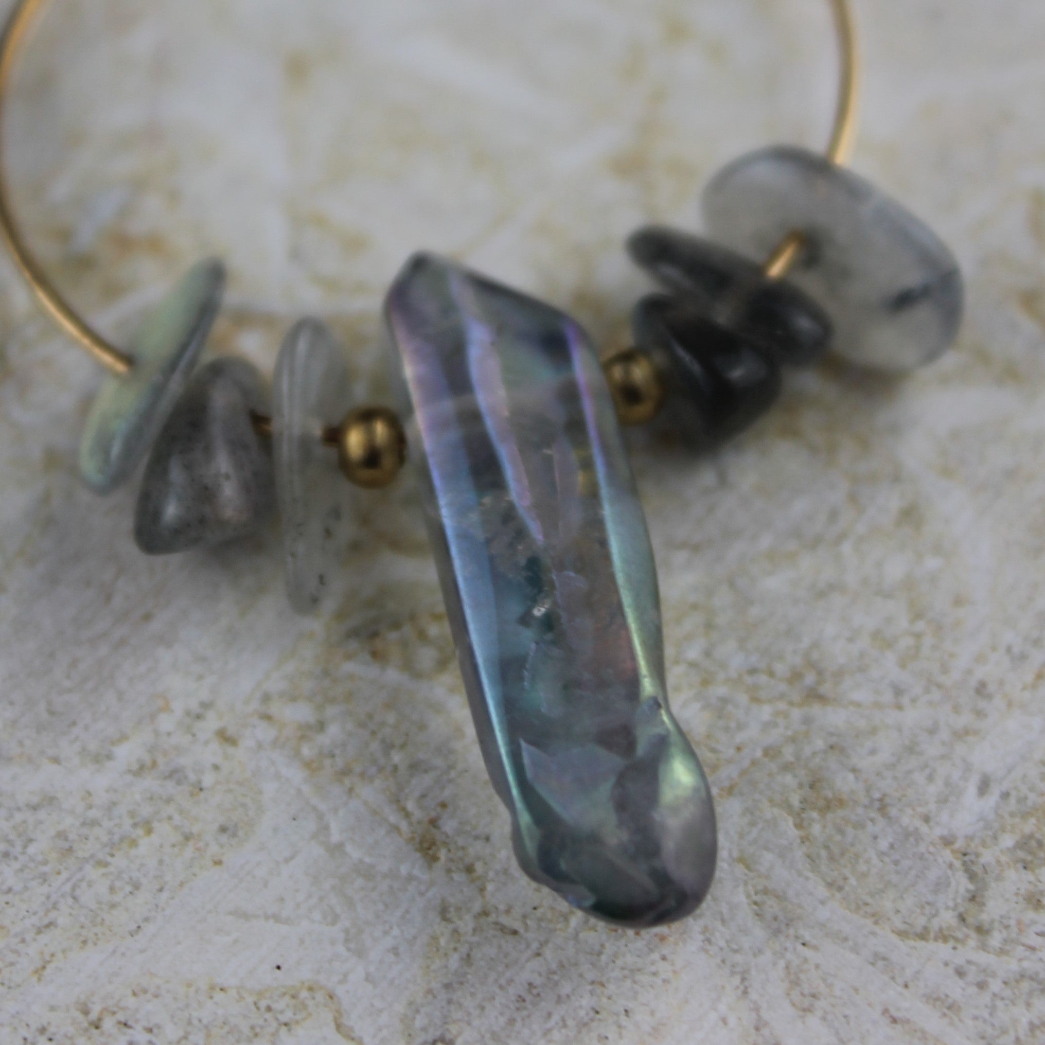 Labradorit Edelsteinohrringe mit Kristallspitze goldfarben