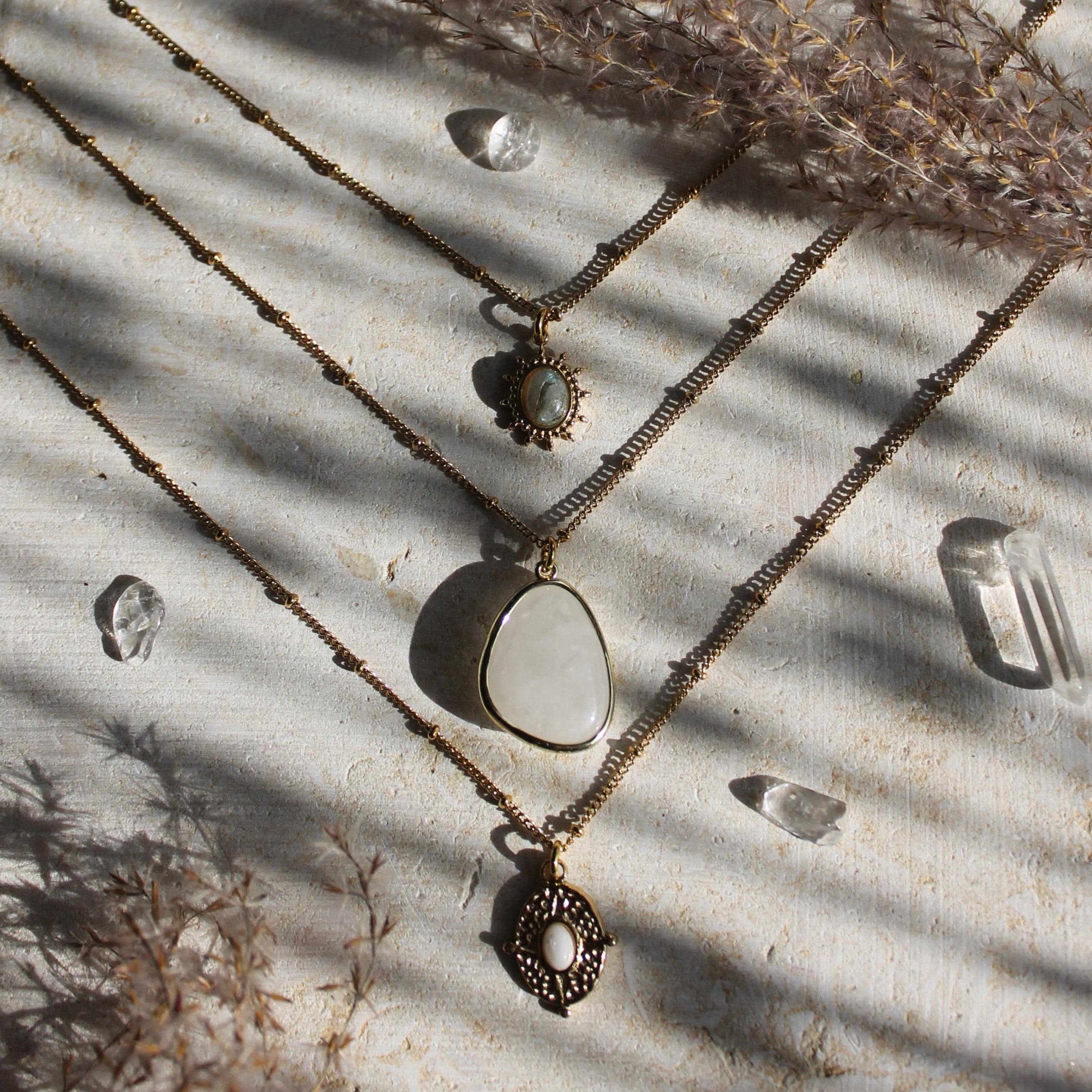 Weißer Jade SORAYA Edelsteinanhänger Kette goldfarben