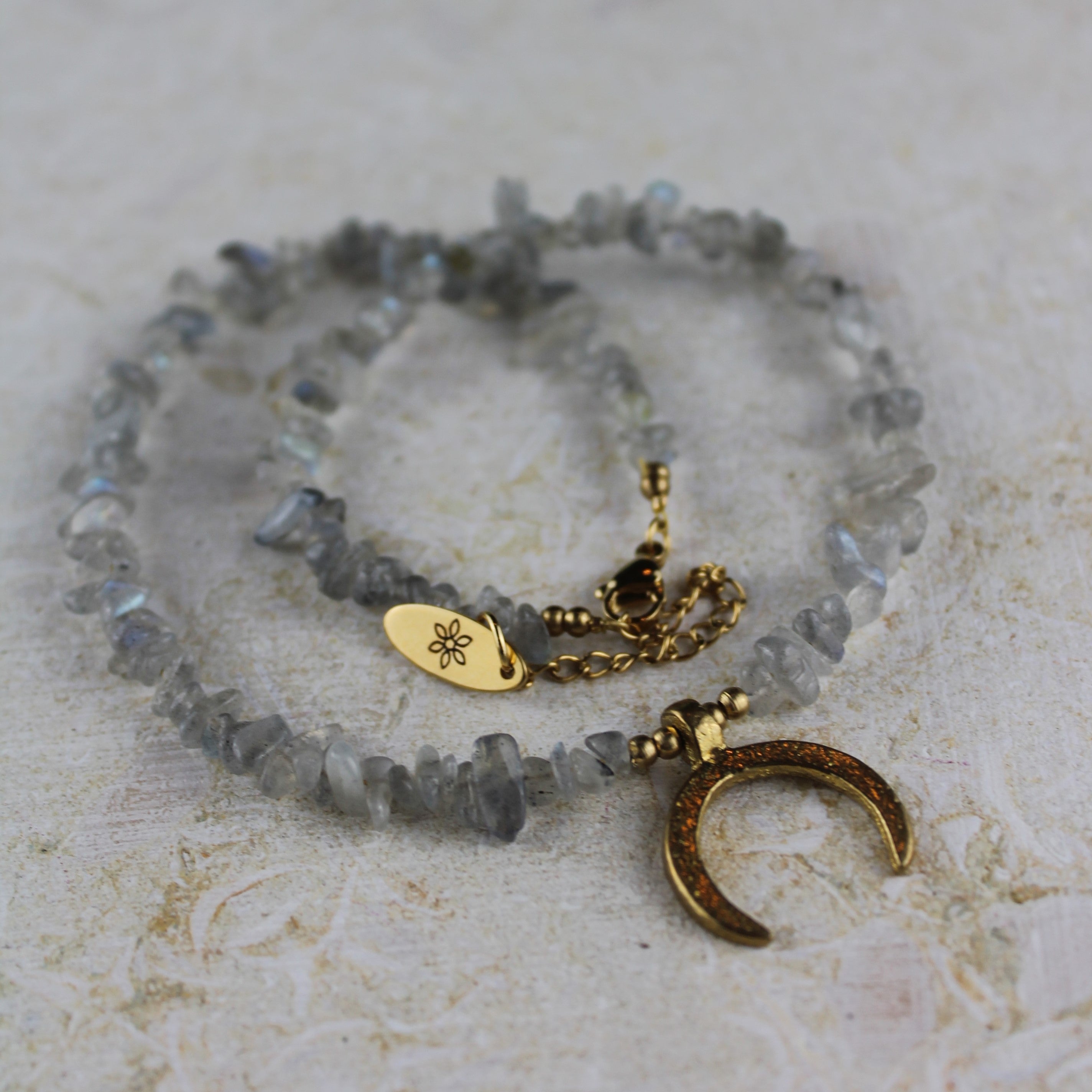 Labradorit Splitter Choker Kette mit Messinganhänger goldfarben