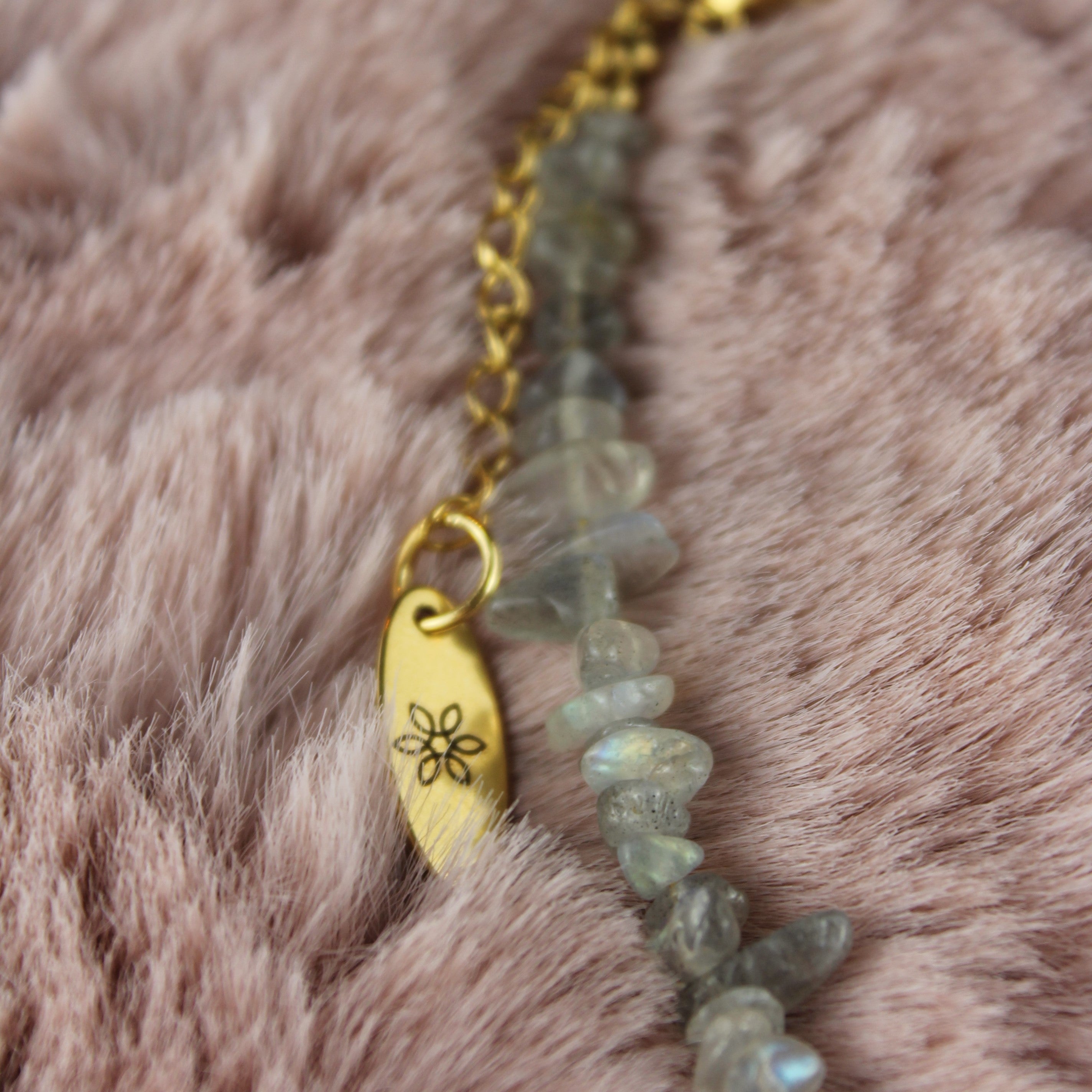 Labradorit Splitter Choker Kette mit Messinganhänger goldfarben