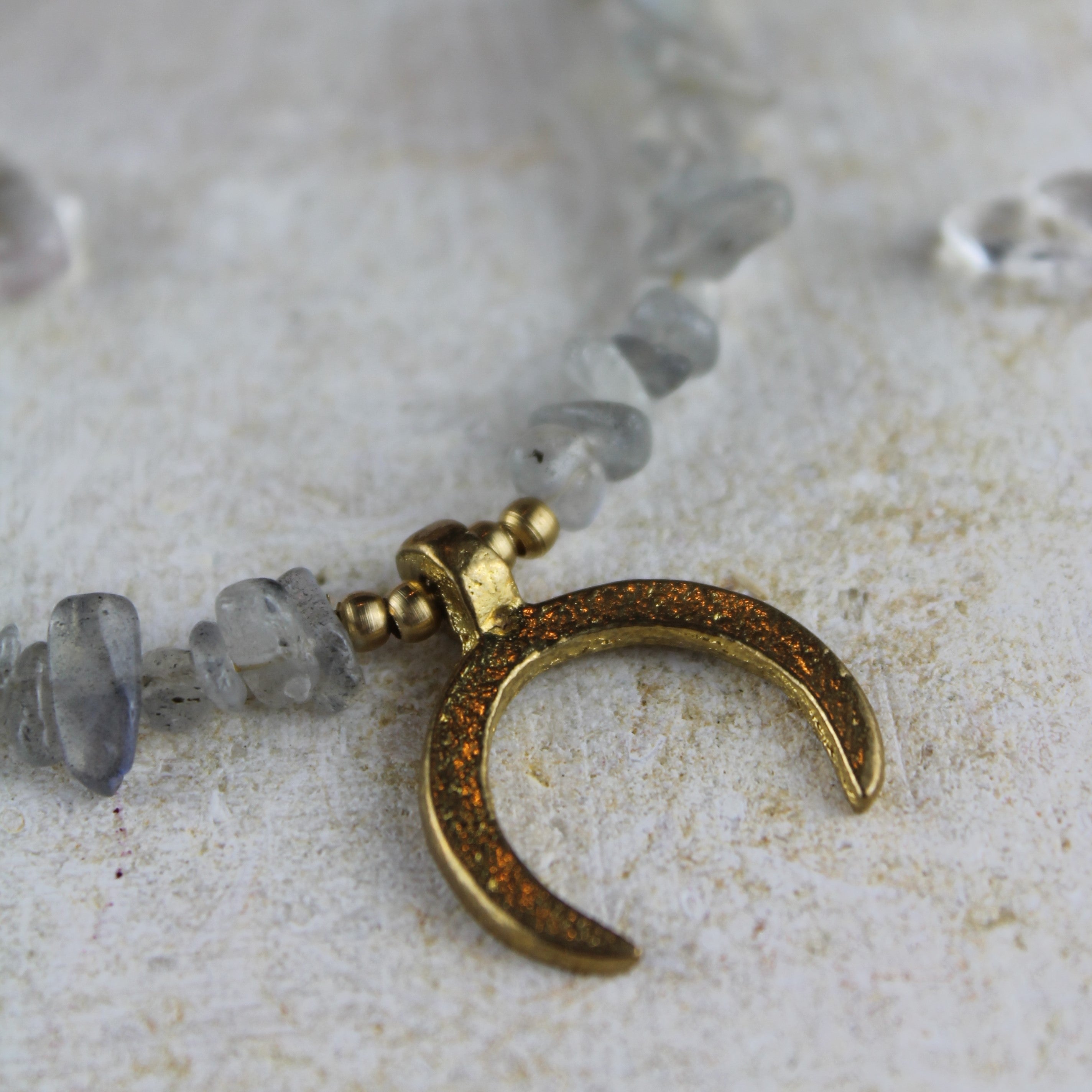 Labradorit Splitter Choker Kette mit Messinganhänger goldfarben