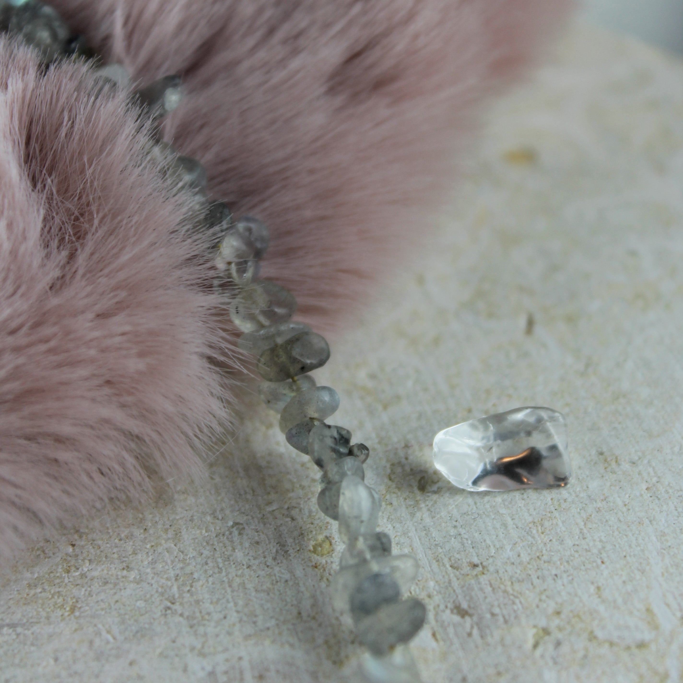 Labradorit Splitter Choker Kette mit Messinganhänger goldfarben