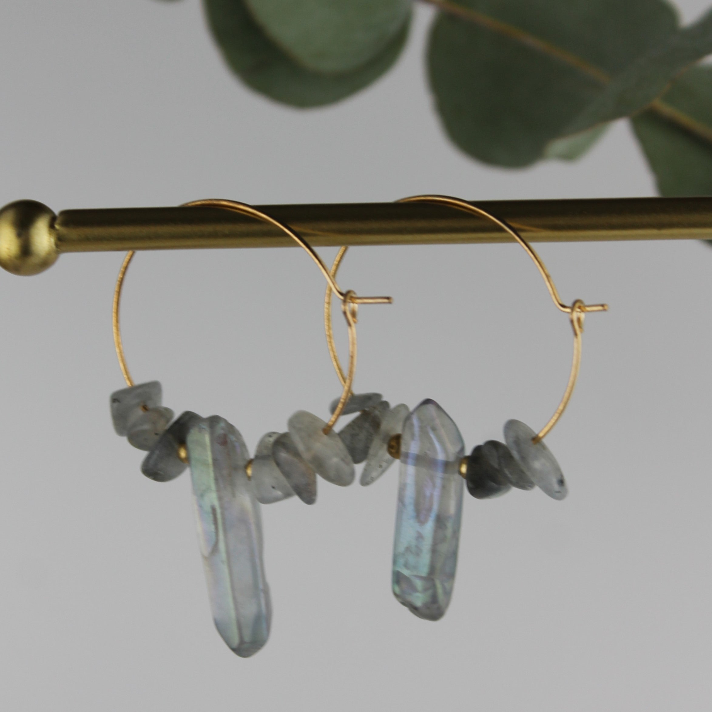 Labradorit Edelsteinohrringe mit Kristallspitze goldfarben