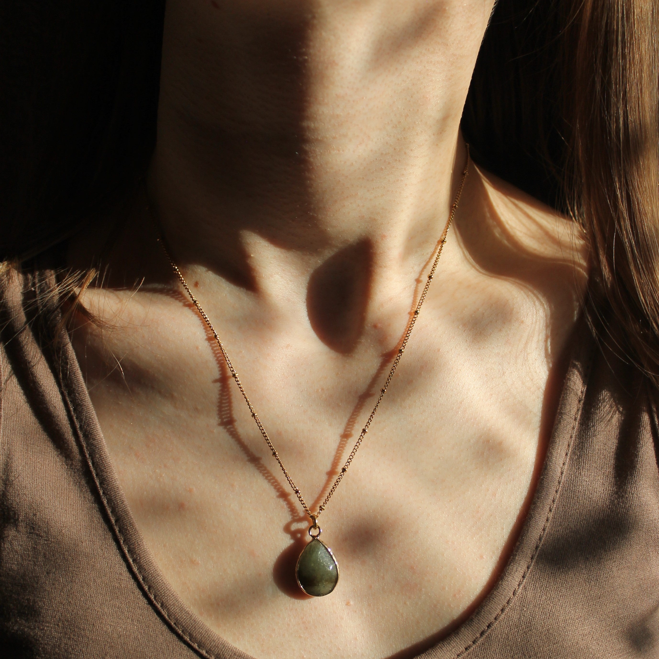 Labradorit Tropfen Edelsteinanhänger Kette goldfarben