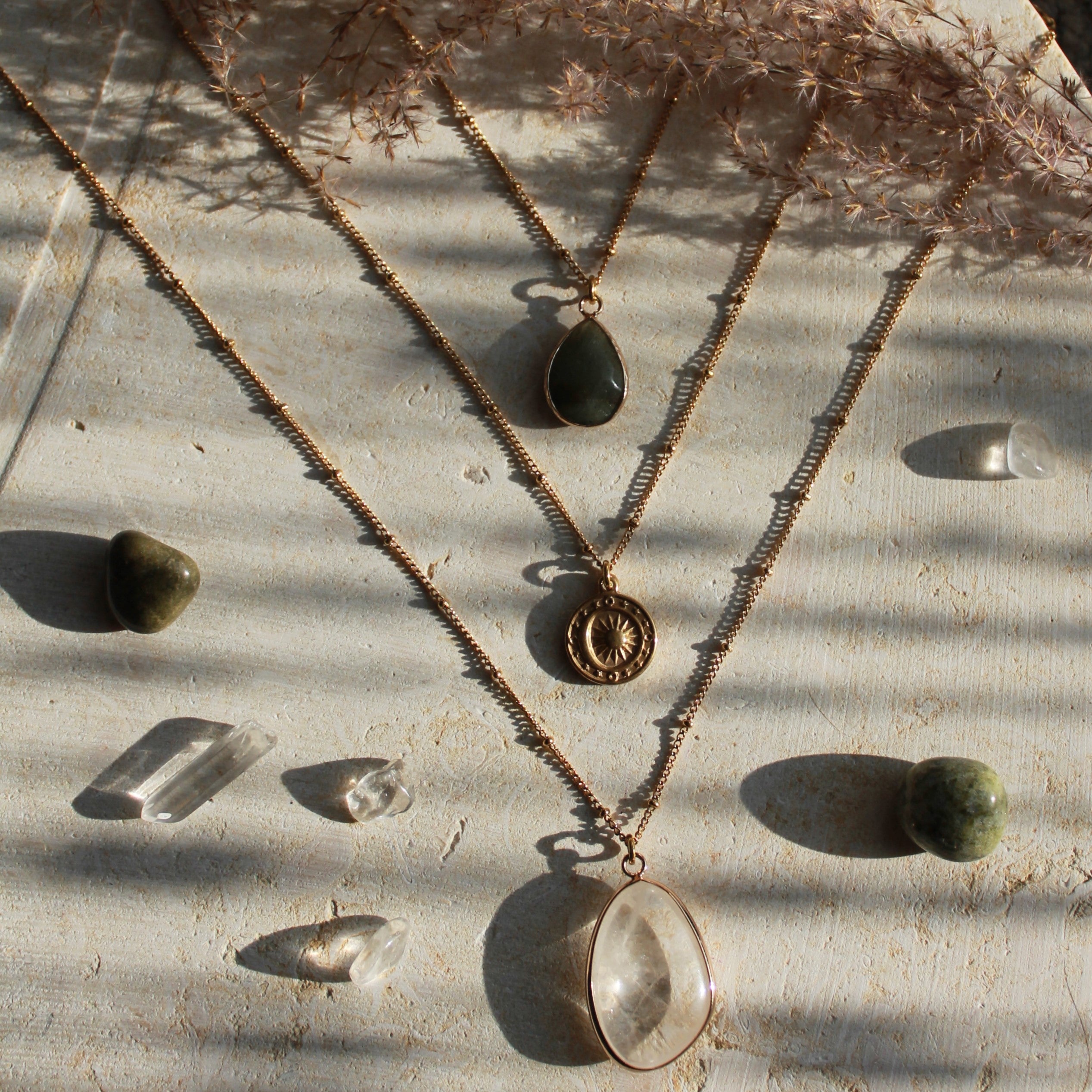 Labradorit Tropfen Edelsteinanhänger Kette goldfarben