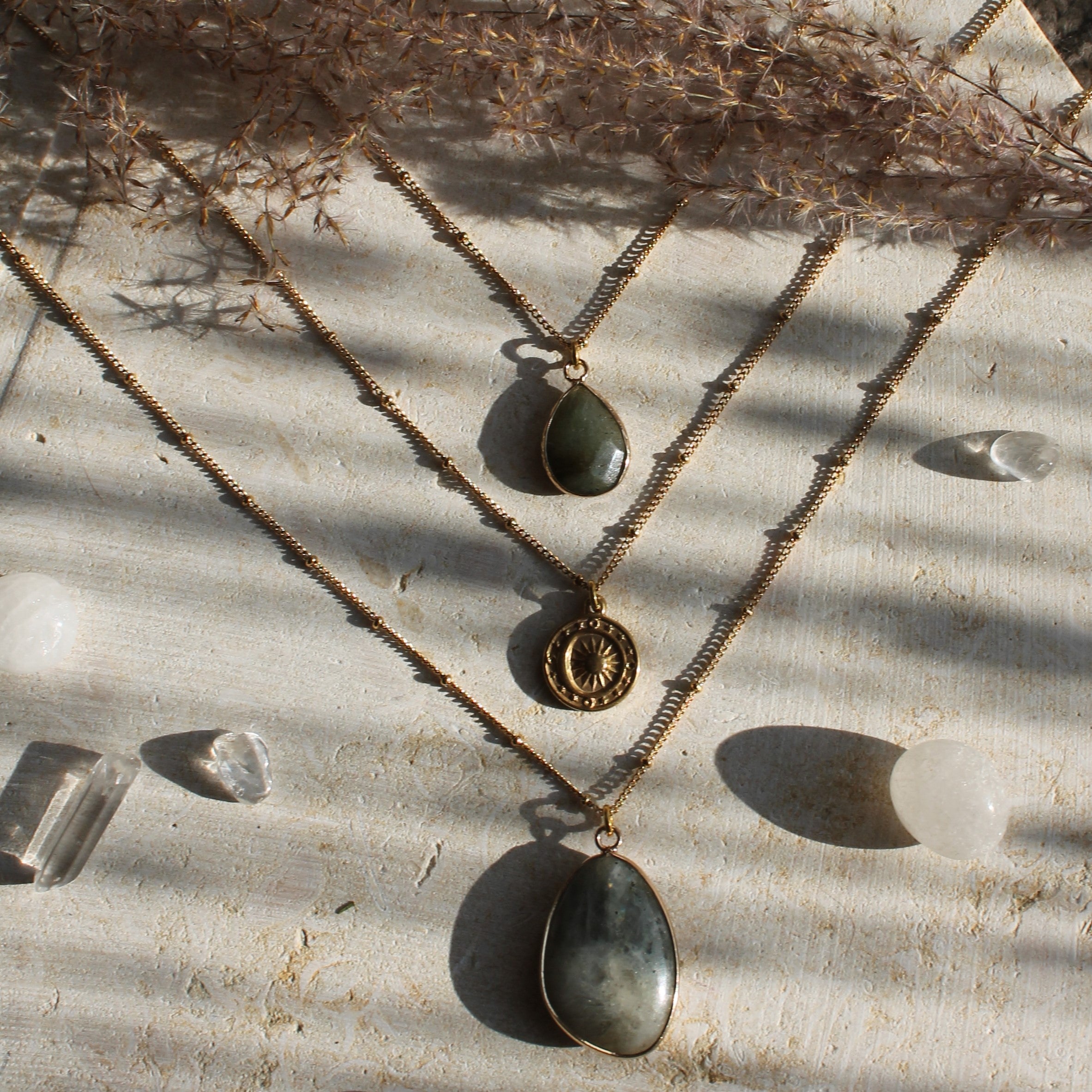 Labradorit groß Edelsteinanhänger Kette goldfarben