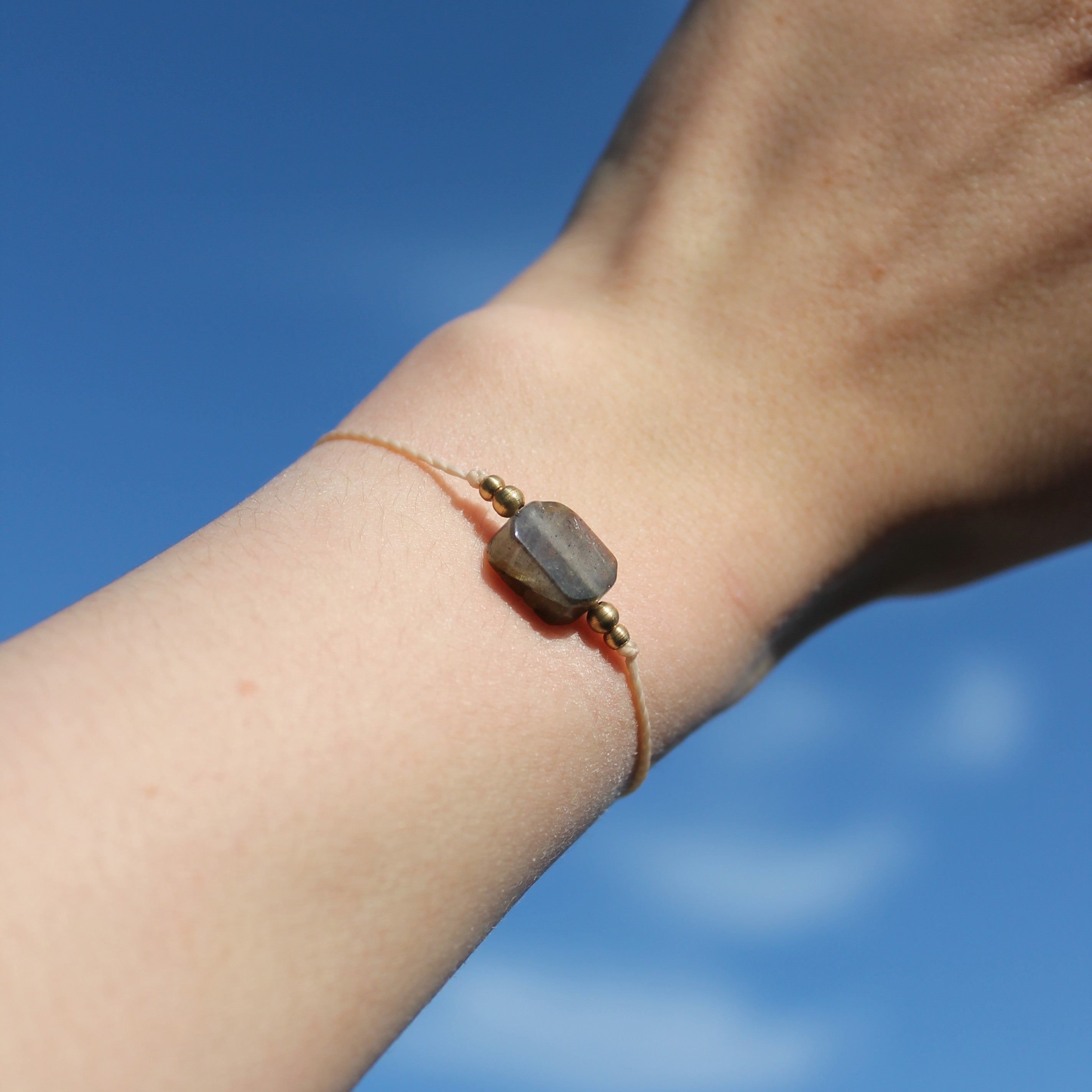 Labradorit pur Edelsteinarmband Makramee goldfarben