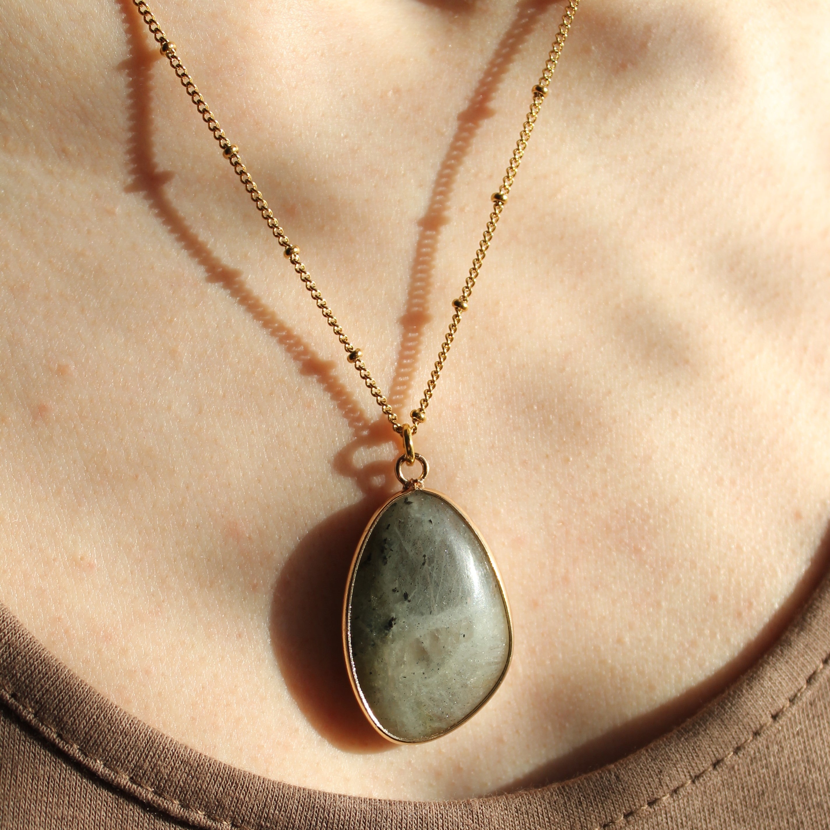 Labradorit groß Edelsteinanhänger Kette goldfarben