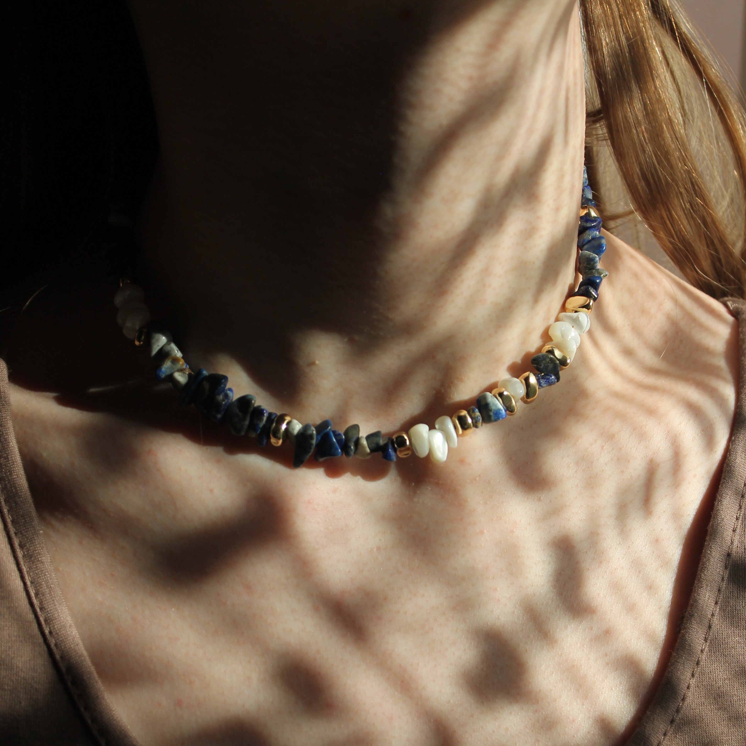 Lapislazuli mit Muschel Splittern Choker Kette Hämatit goldfarben