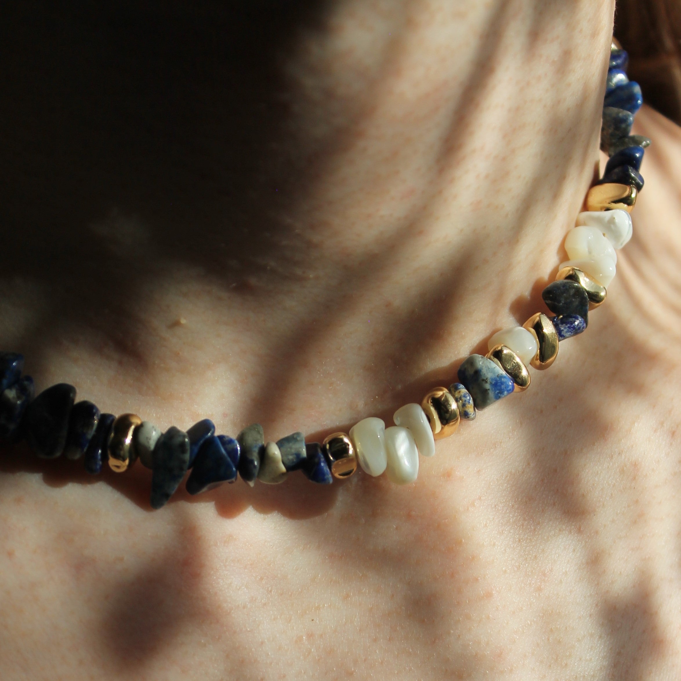 Lapislazuli mit Muschel Splittern Choker Kette Hämatit goldfarben