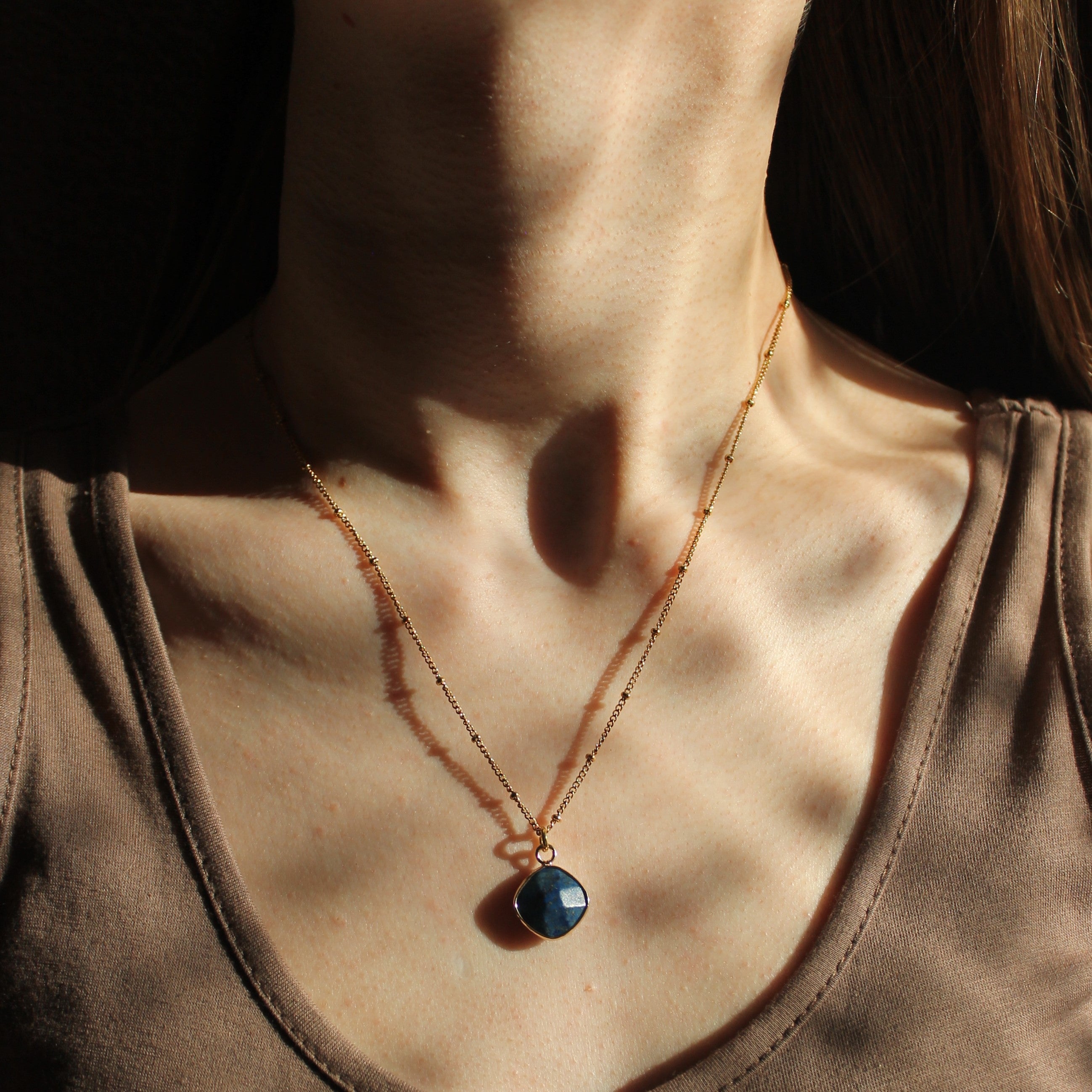Lapislazuli eckig Edelsteinanhänger Kette goldfarben