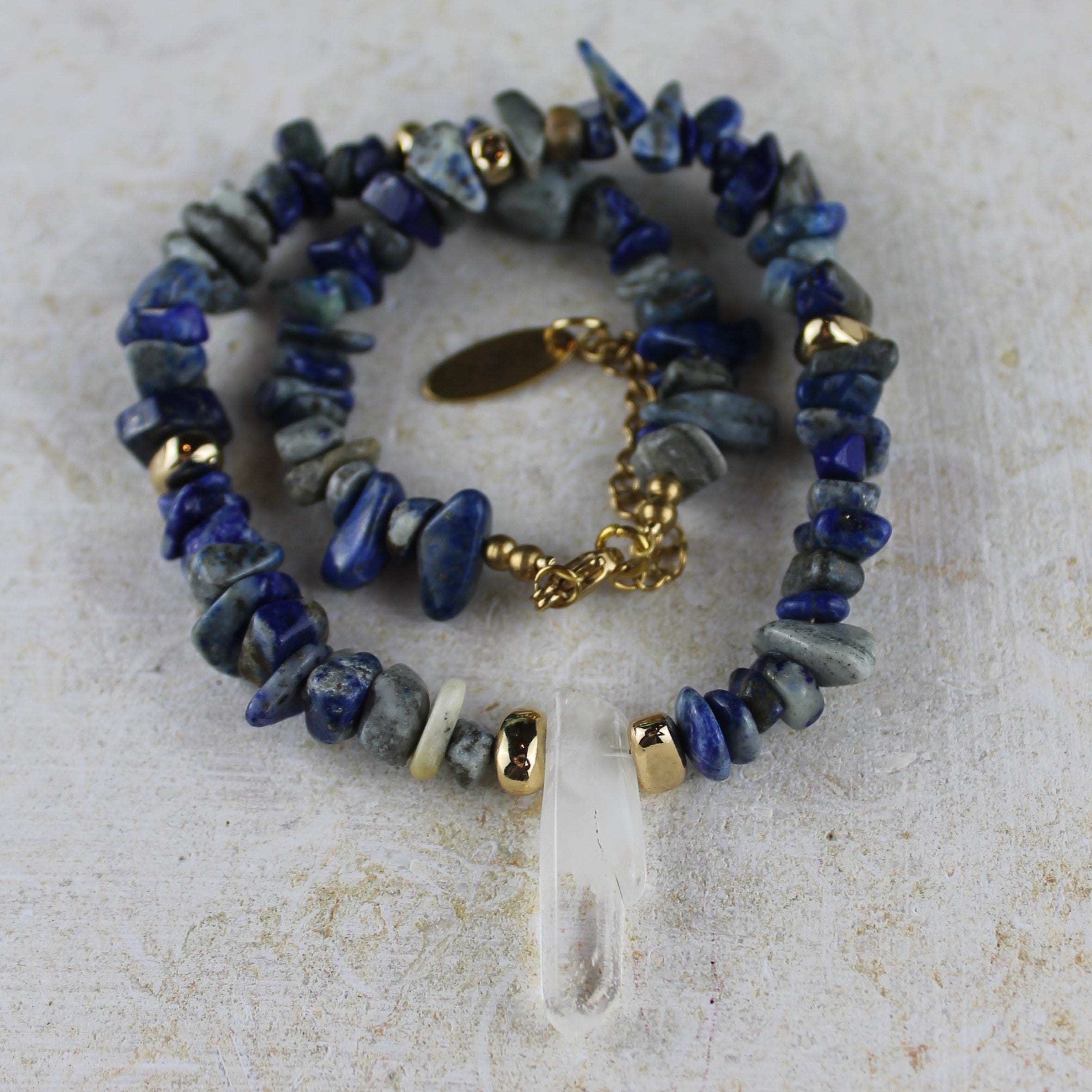 Lapislazuli Splitter Choker Kette mit Bergkristallspitze Hämatit goldfarben