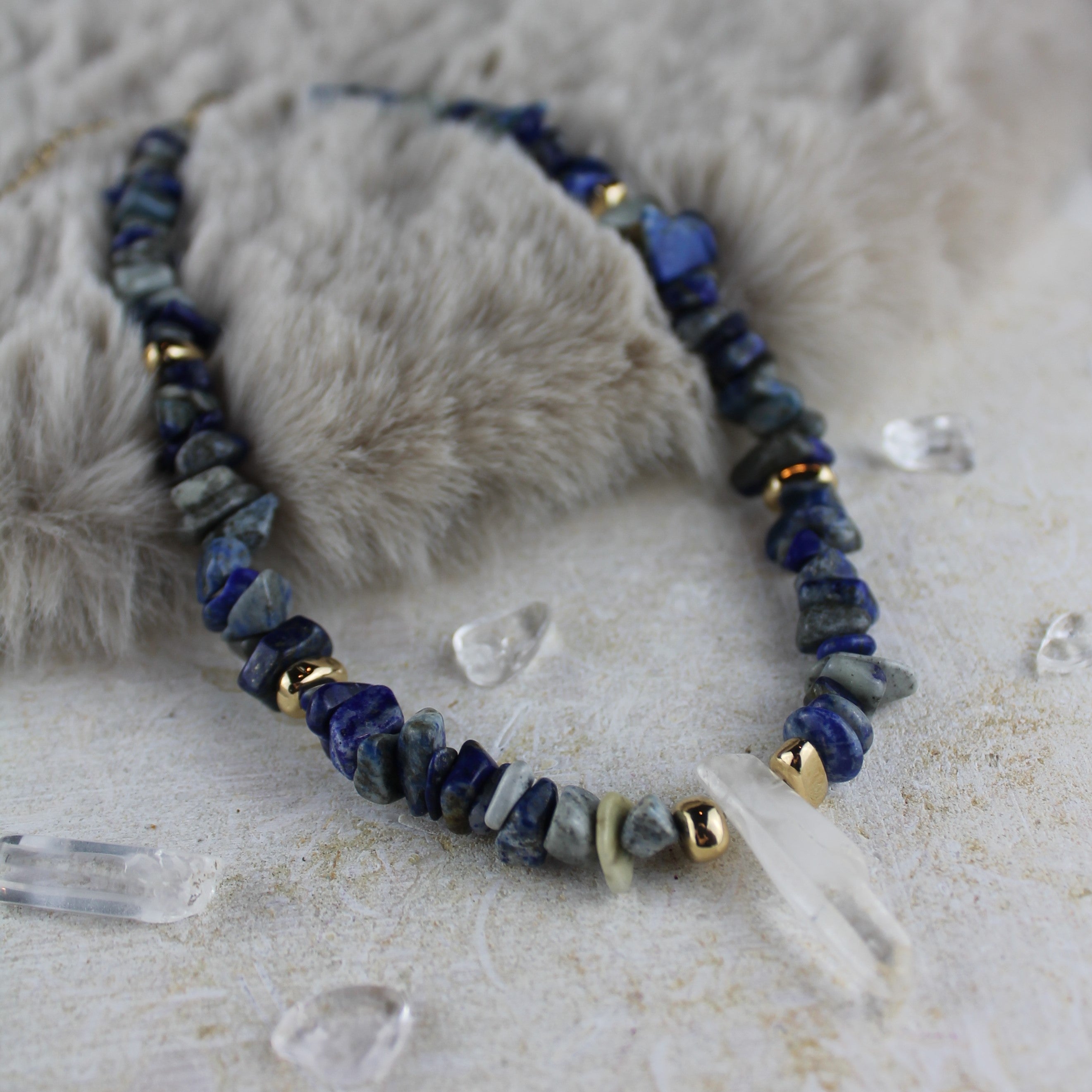 Lapislazuli Splitter Choker Kette mit Bergkristallspitze Hämatit goldfarben
