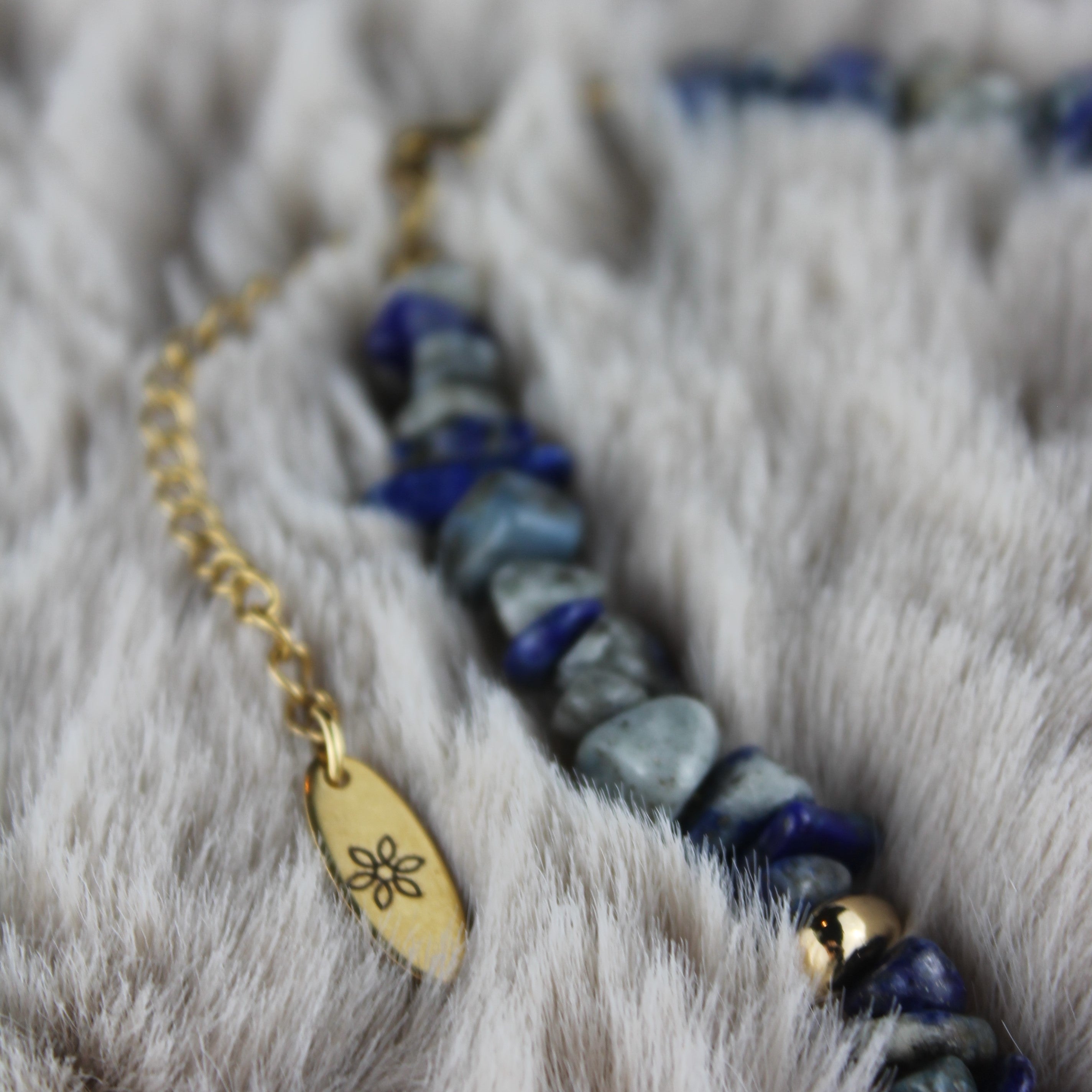 Lapislazuli Splitter Choker Kette mit Bergkristallspitze Hämatit goldfarben