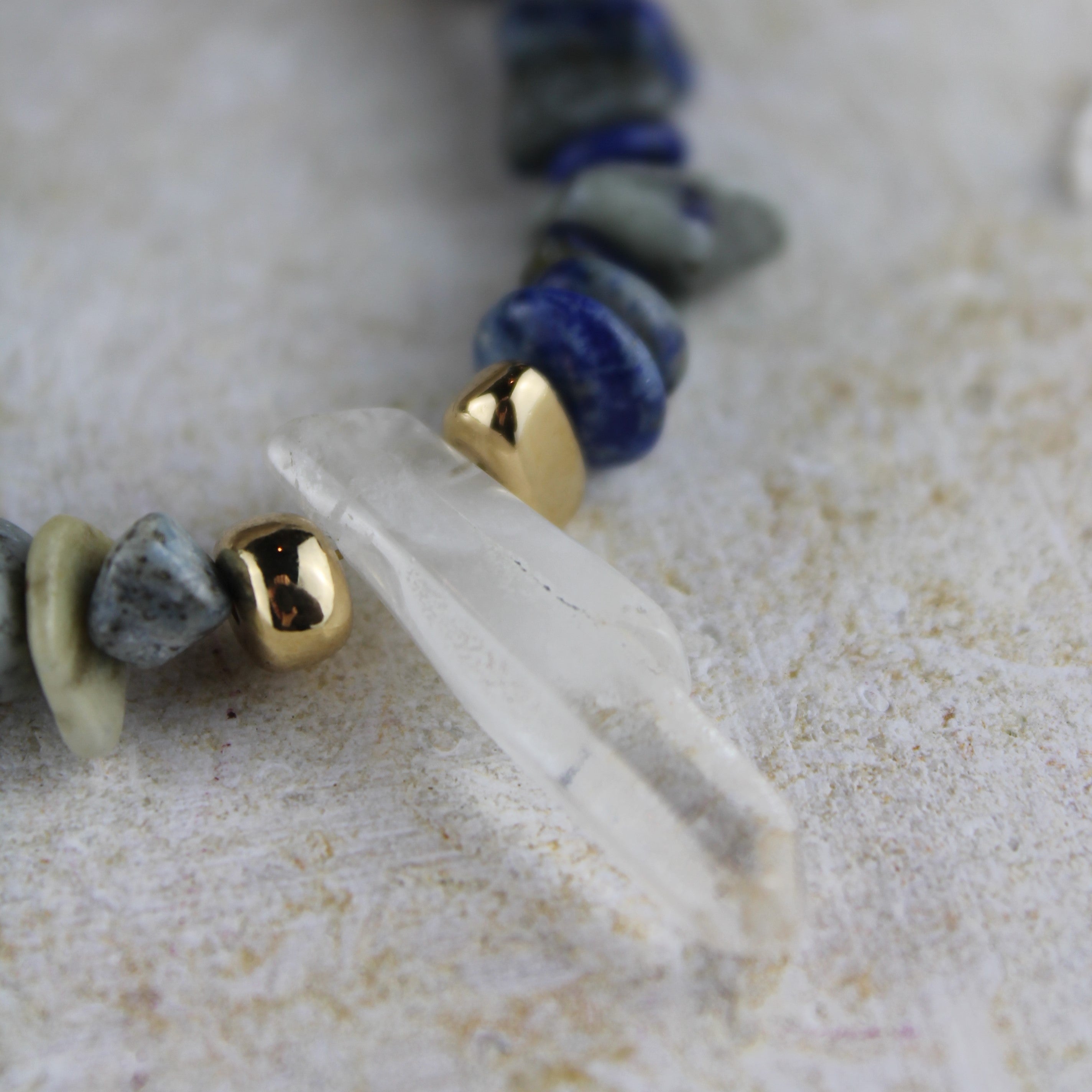 Lapislazuli Splitter Choker Kette mit Bergkristallspitze Hämatit goldfarben
