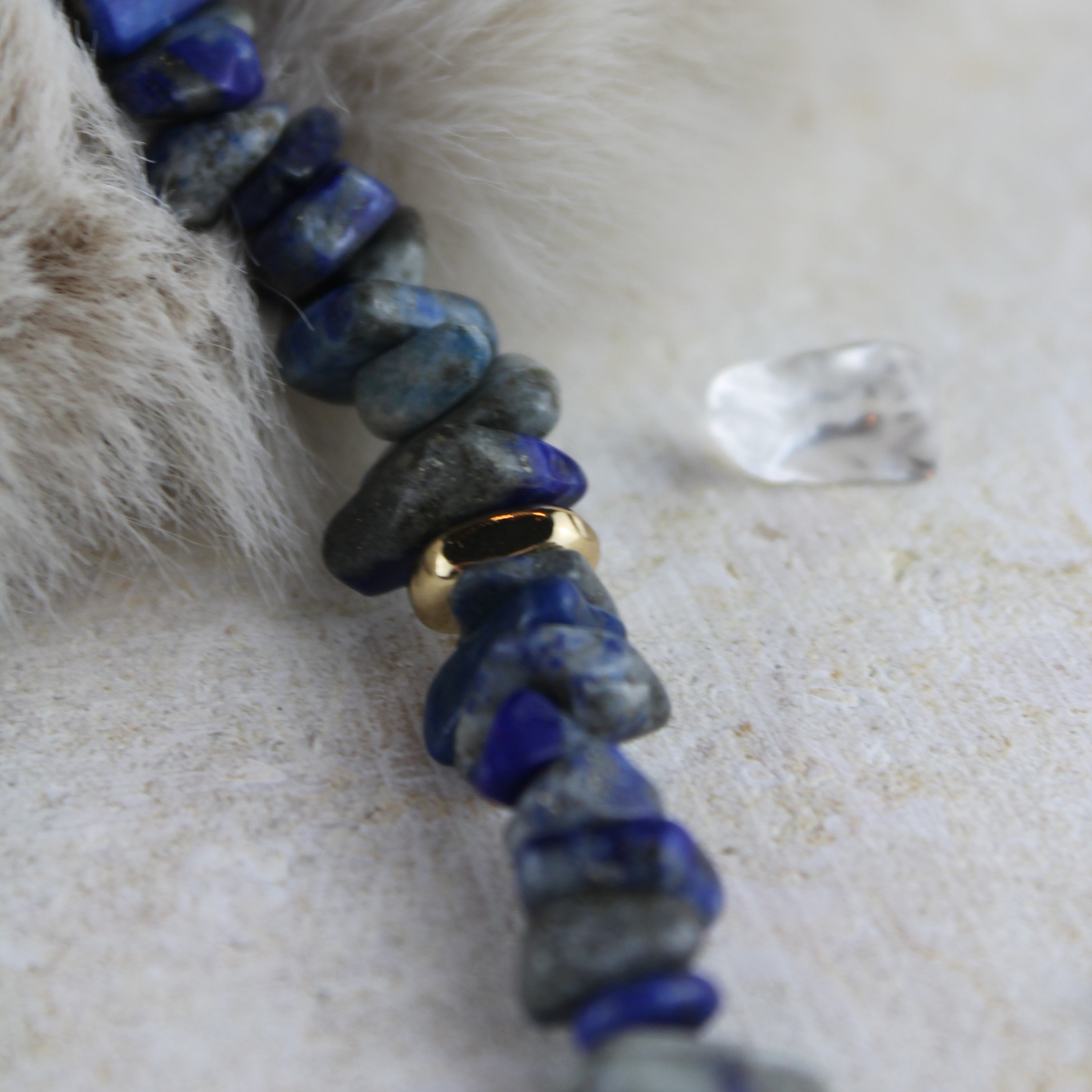 Lapislazuli Splitter Choker Kette mit Bergkristallspitze Hämatit goldfarben