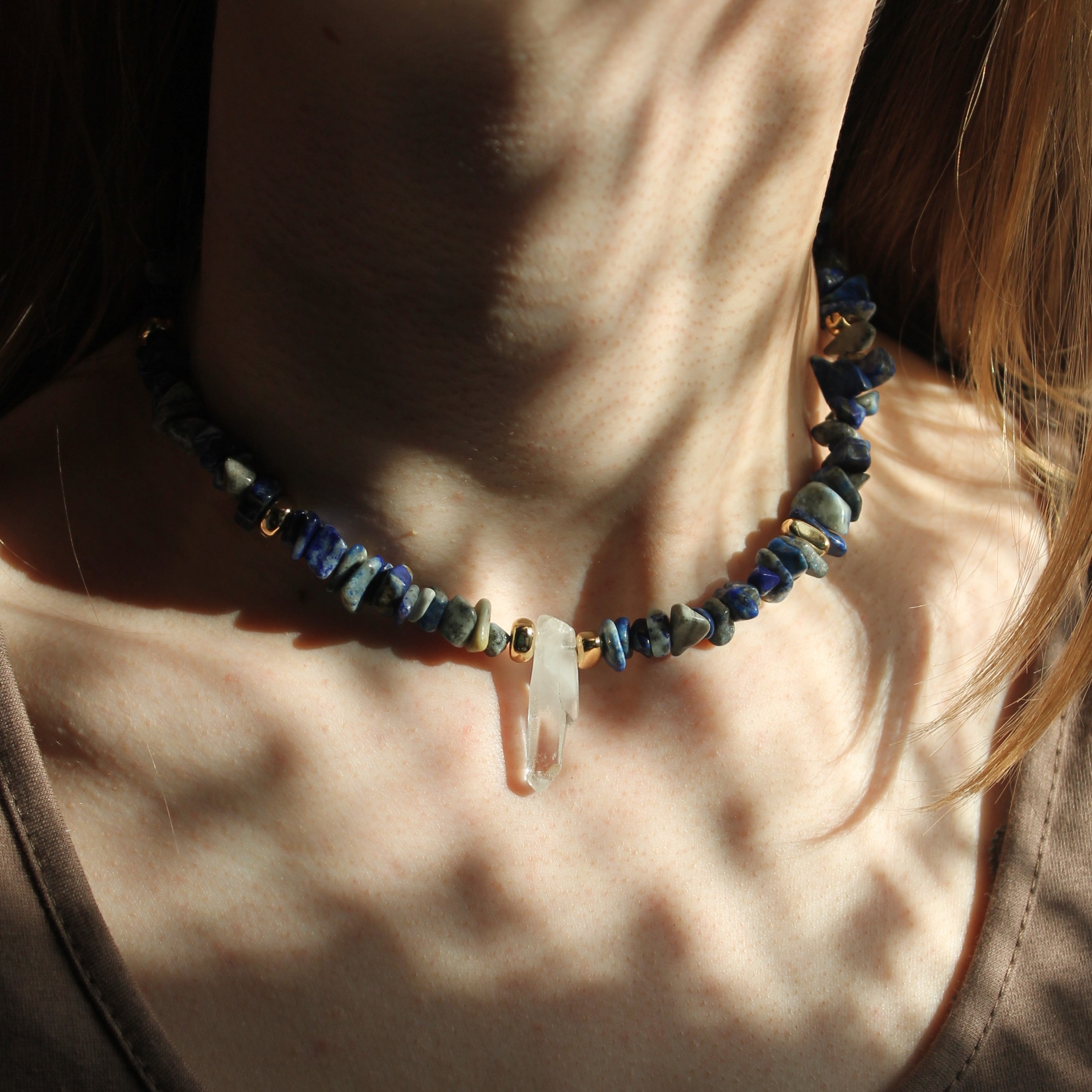 Lapislazuli Splitter Choker Kette mit Bergkristallspitze Hämatit goldfarben