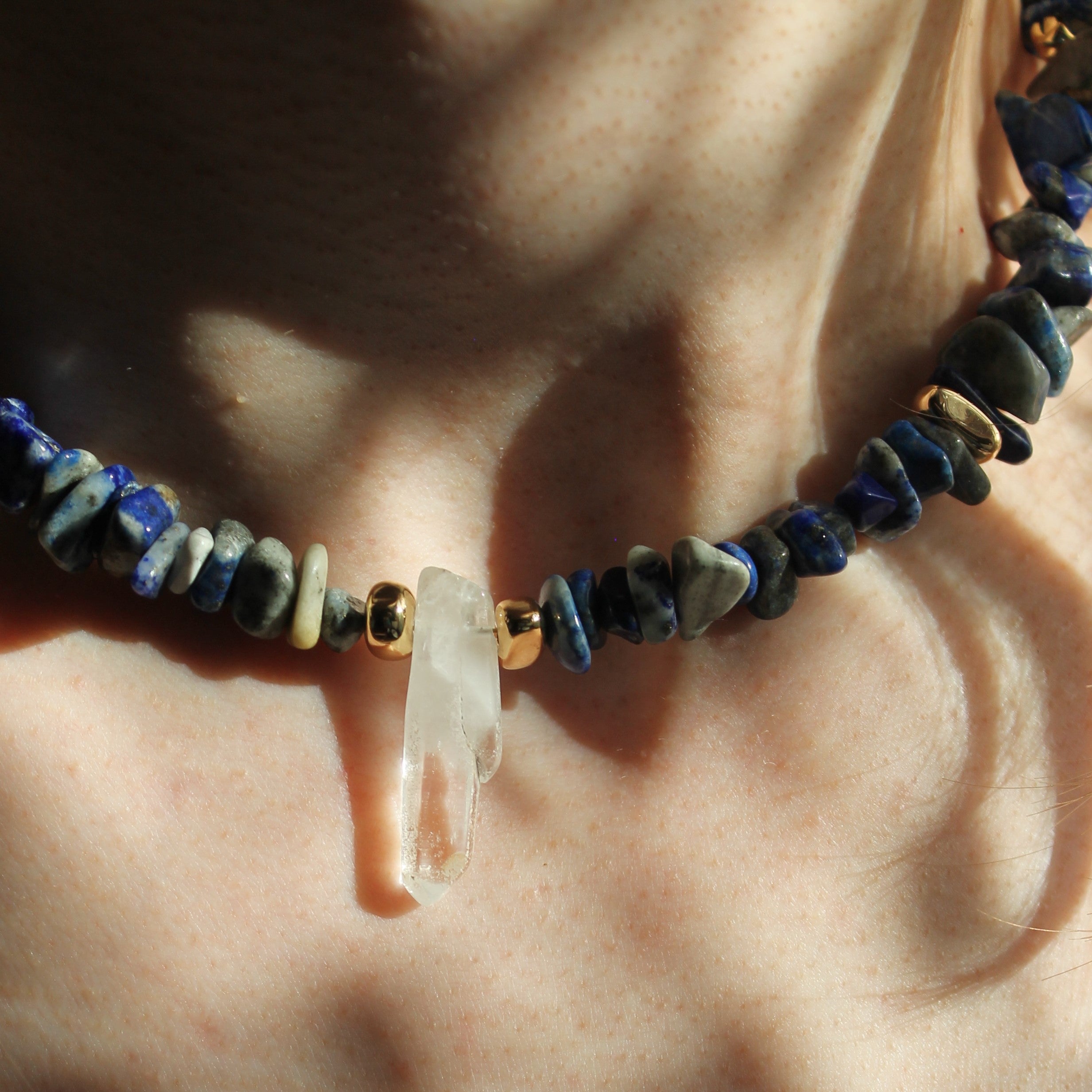 Lapislazuli Splitter Choker Kette mit Bergkristallspitze Hämatit goldfarben