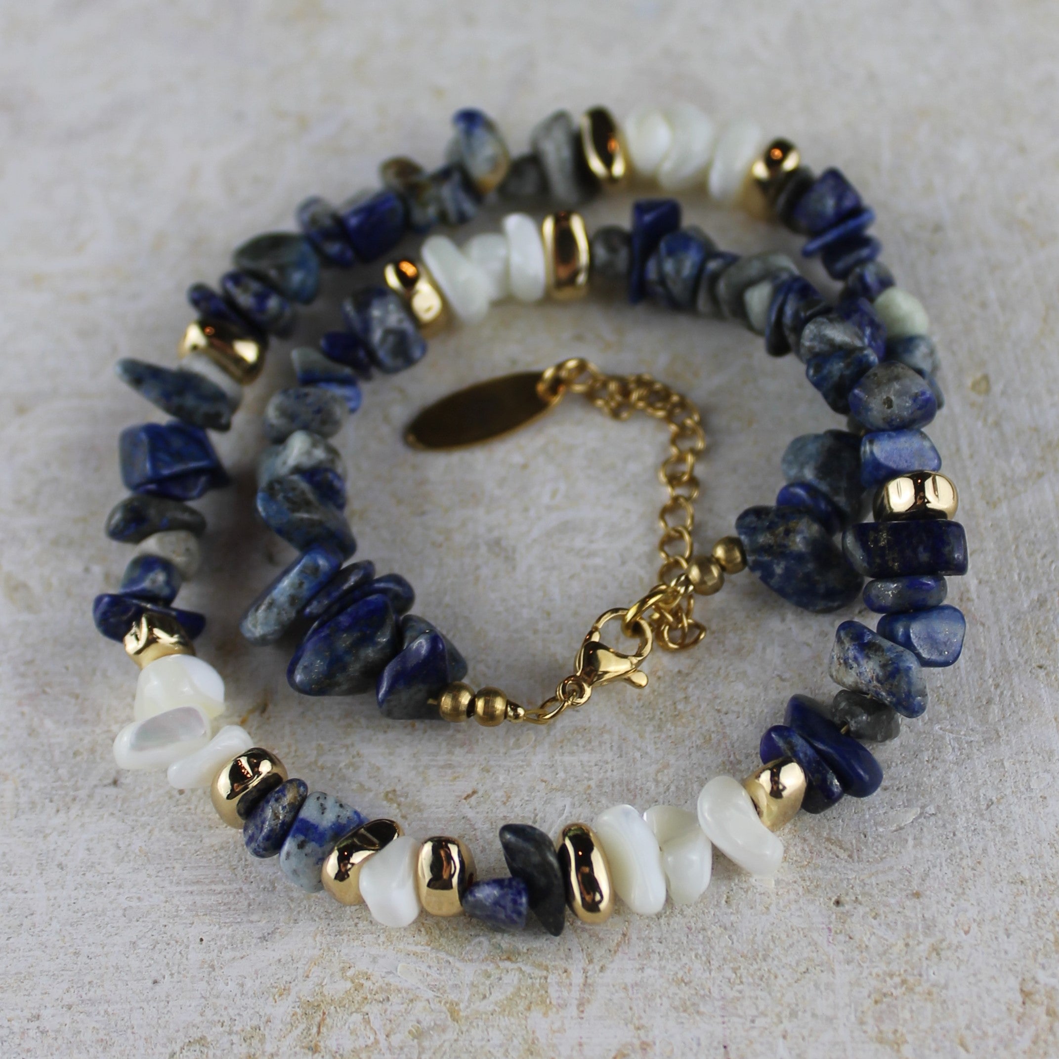Lapislazuli mit Muschel Splittern Choker Kette Hämatit goldfarben