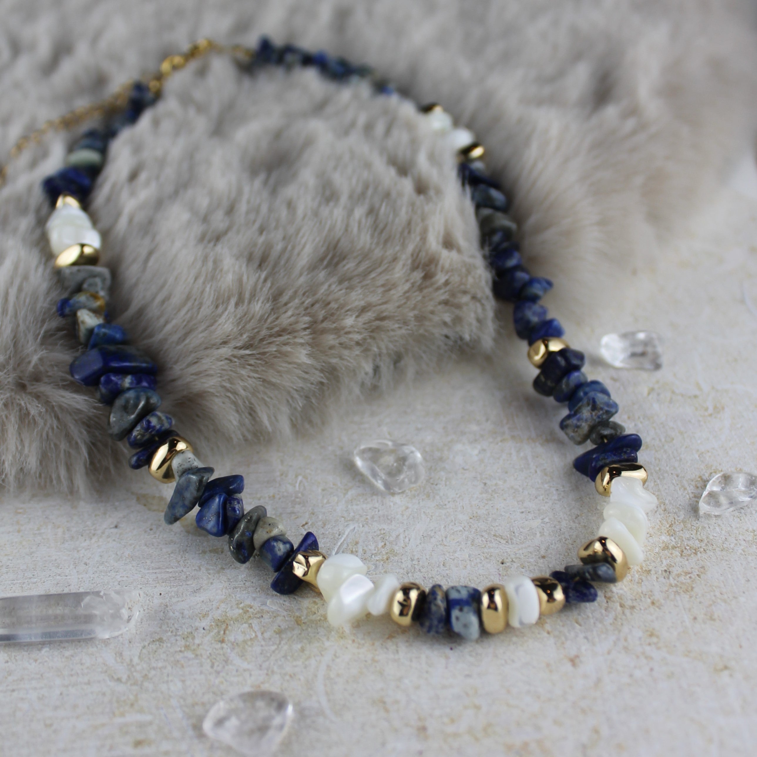 Lapislazuli mit Muschel Splittern Choker Kette Hämatit goldfarben