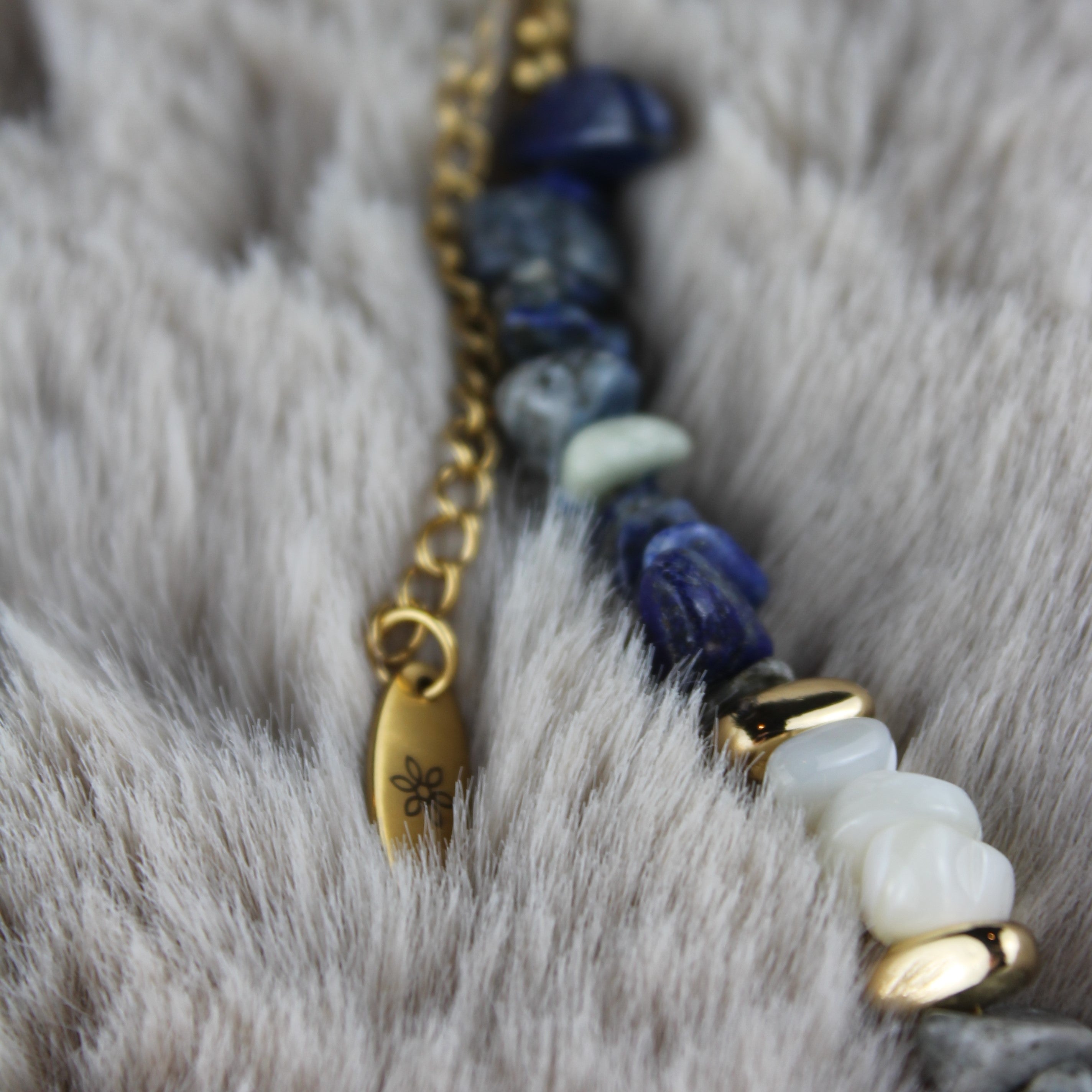 Lapislazuli mit Muschel Splittern Choker Kette Hämatit goldfarben