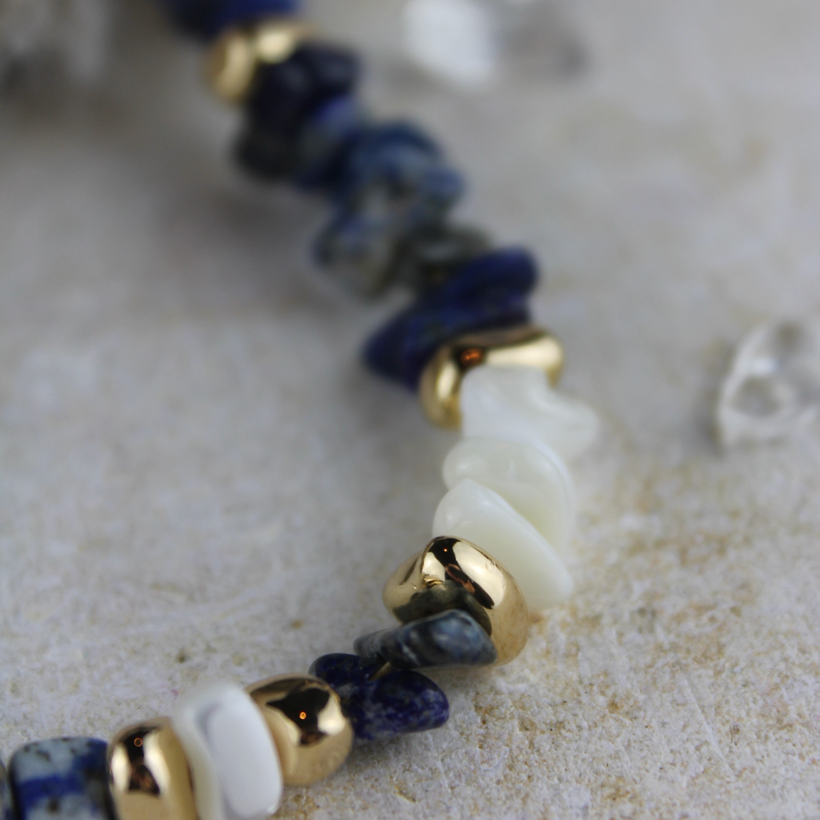 Lapislazuli mit Muschel Splittern Choker Kette Hämatit goldfarben