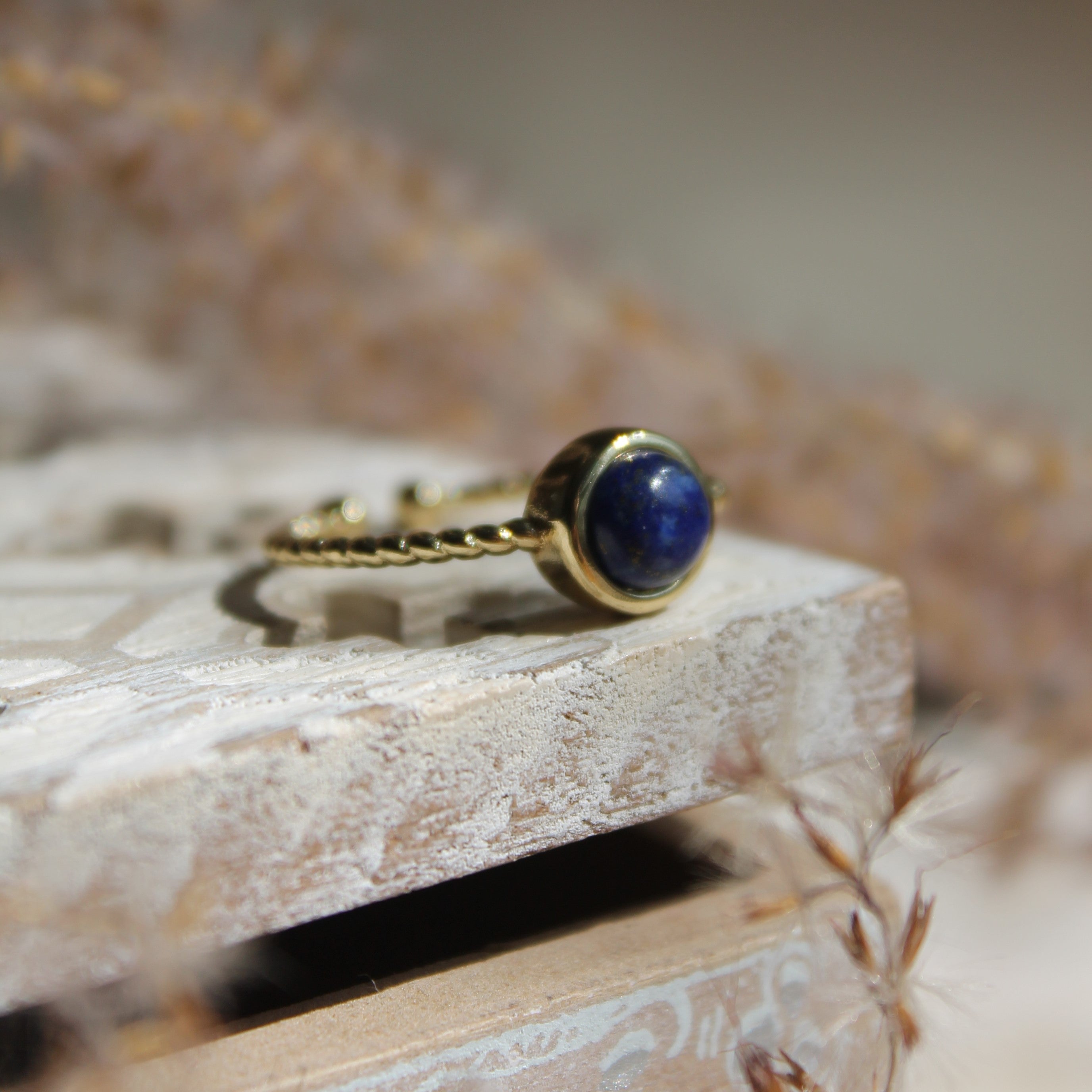 Lapislazuli Edelsteinring YUNA größenverstellbar goldfarben