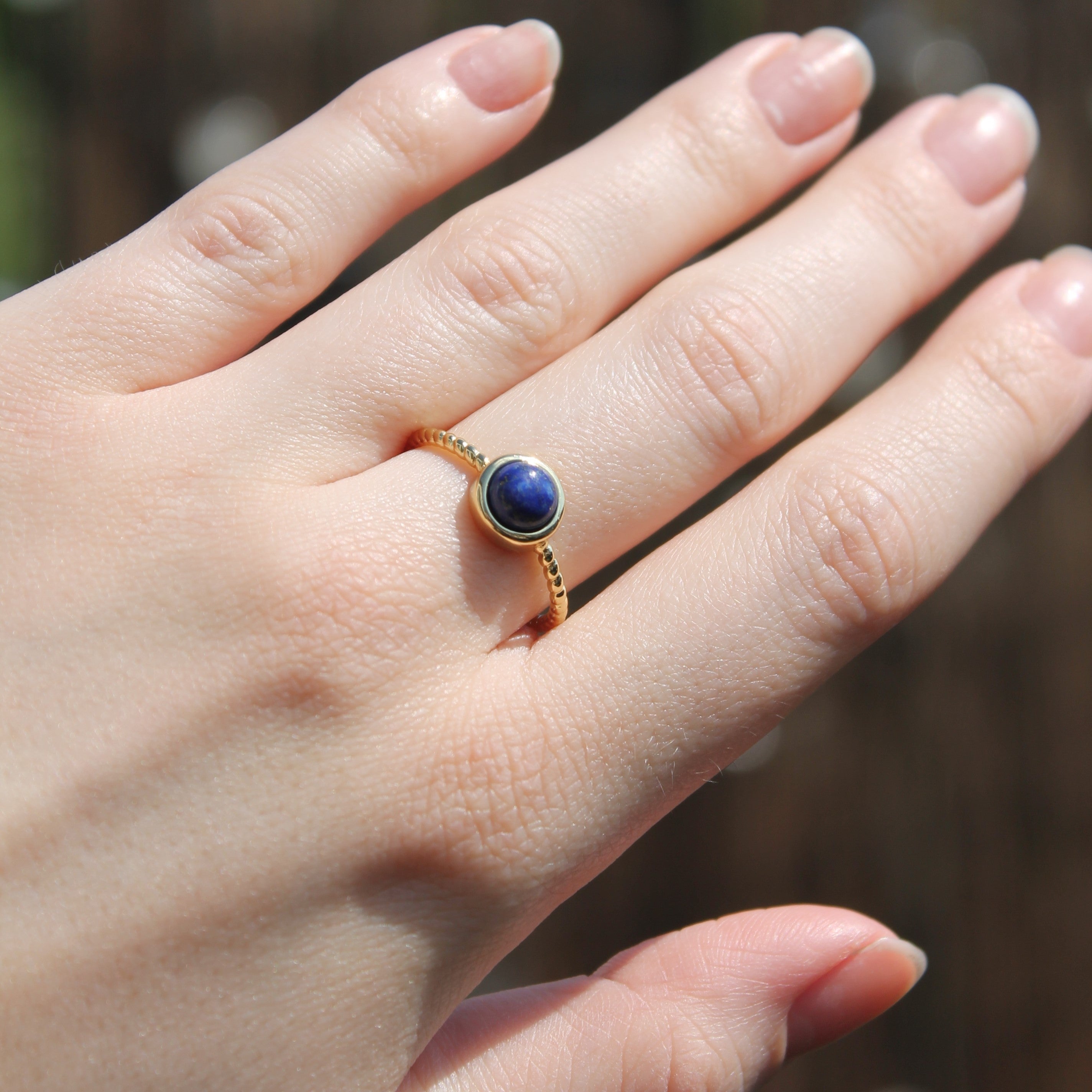 Lapislazuli Edelsteinring YUNA größenverstellbar goldfarben