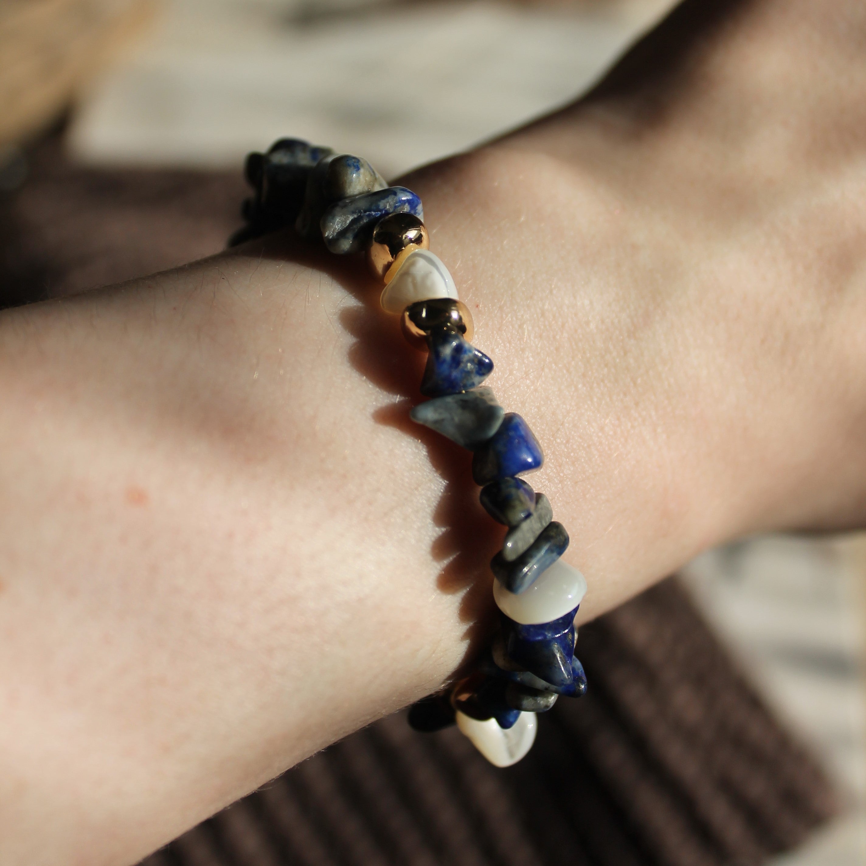 Lapislazuli mit Muschel Splitter Edelsteinarmband mit Verschluss goldfarben