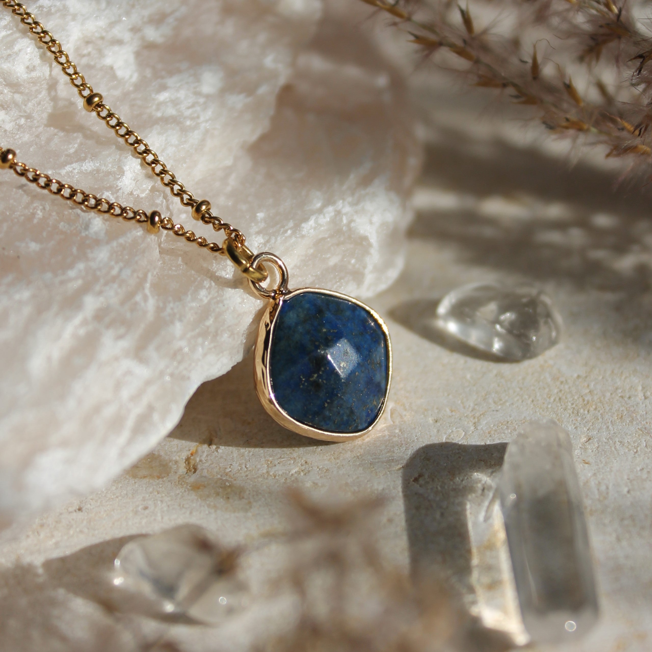 Lapislazuli eckig Edelsteinanhänger Kette goldfarben