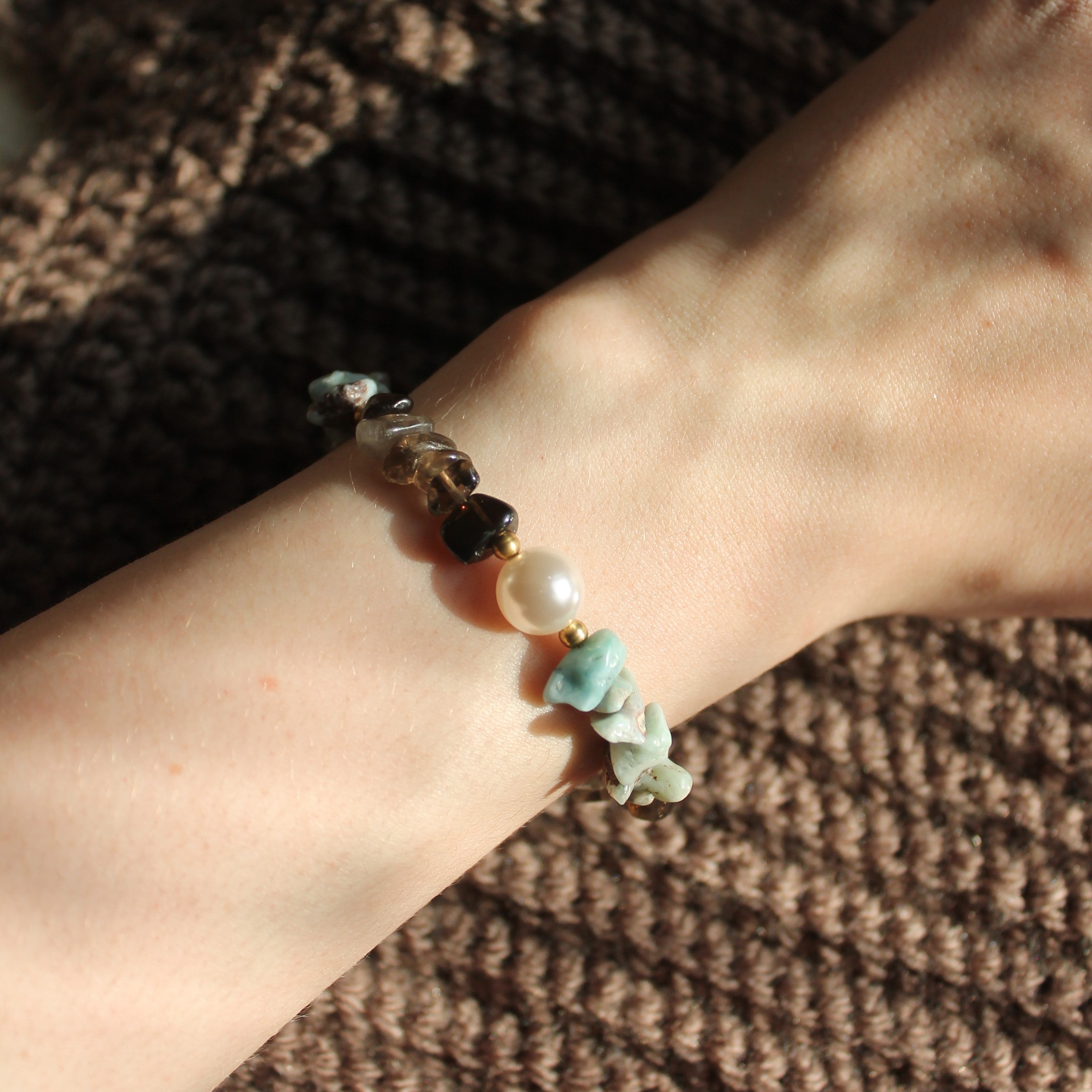 Larimar Rauchquarz mit Perle Edelsteinarmband mit Verschluss goldfarben
