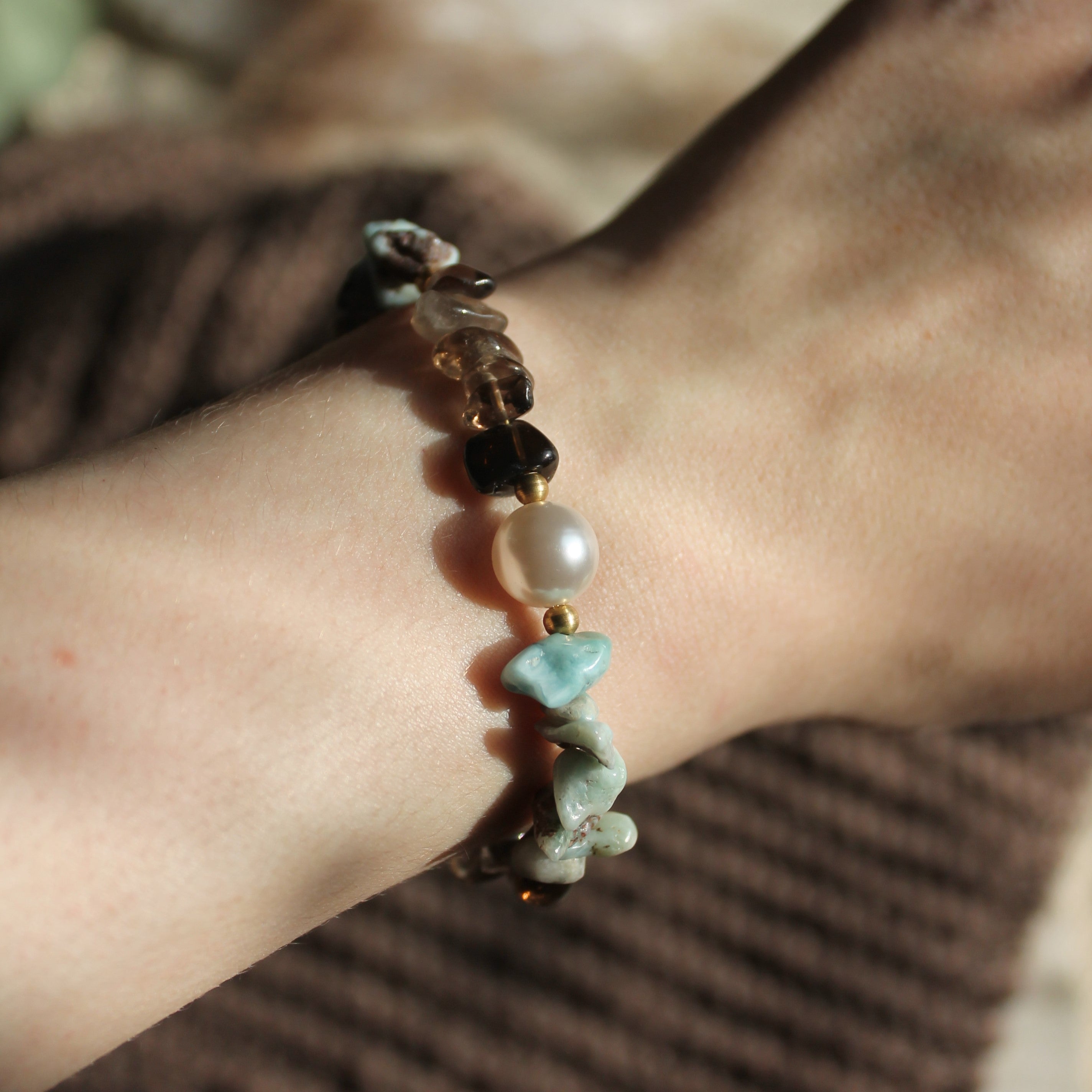 Larimar Rauchquarz mit Perle Edelsteinarmband mit Verschluss goldfarben