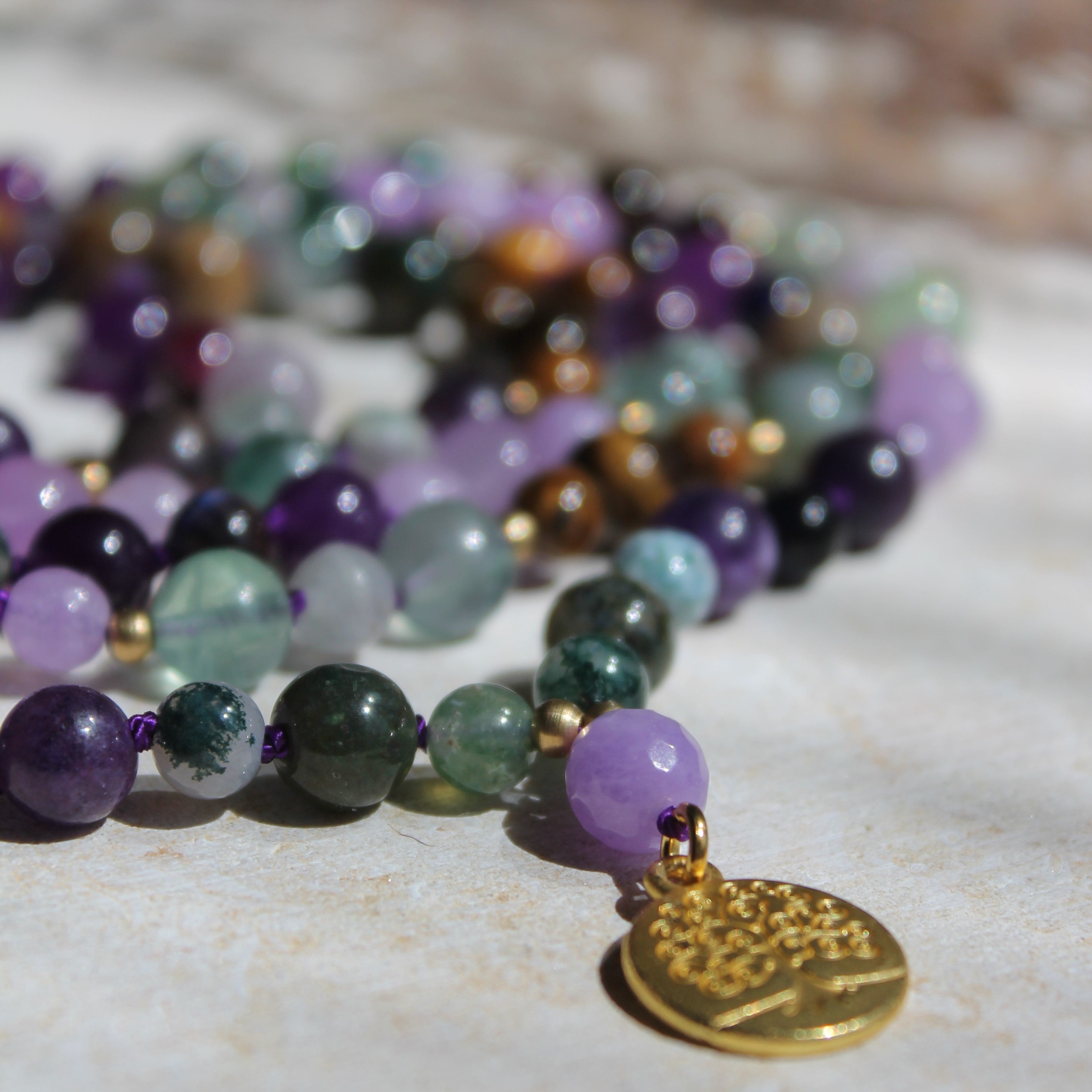 Fluorit, Amethyst, Moosachat, Tigerauge Mala goldfarben