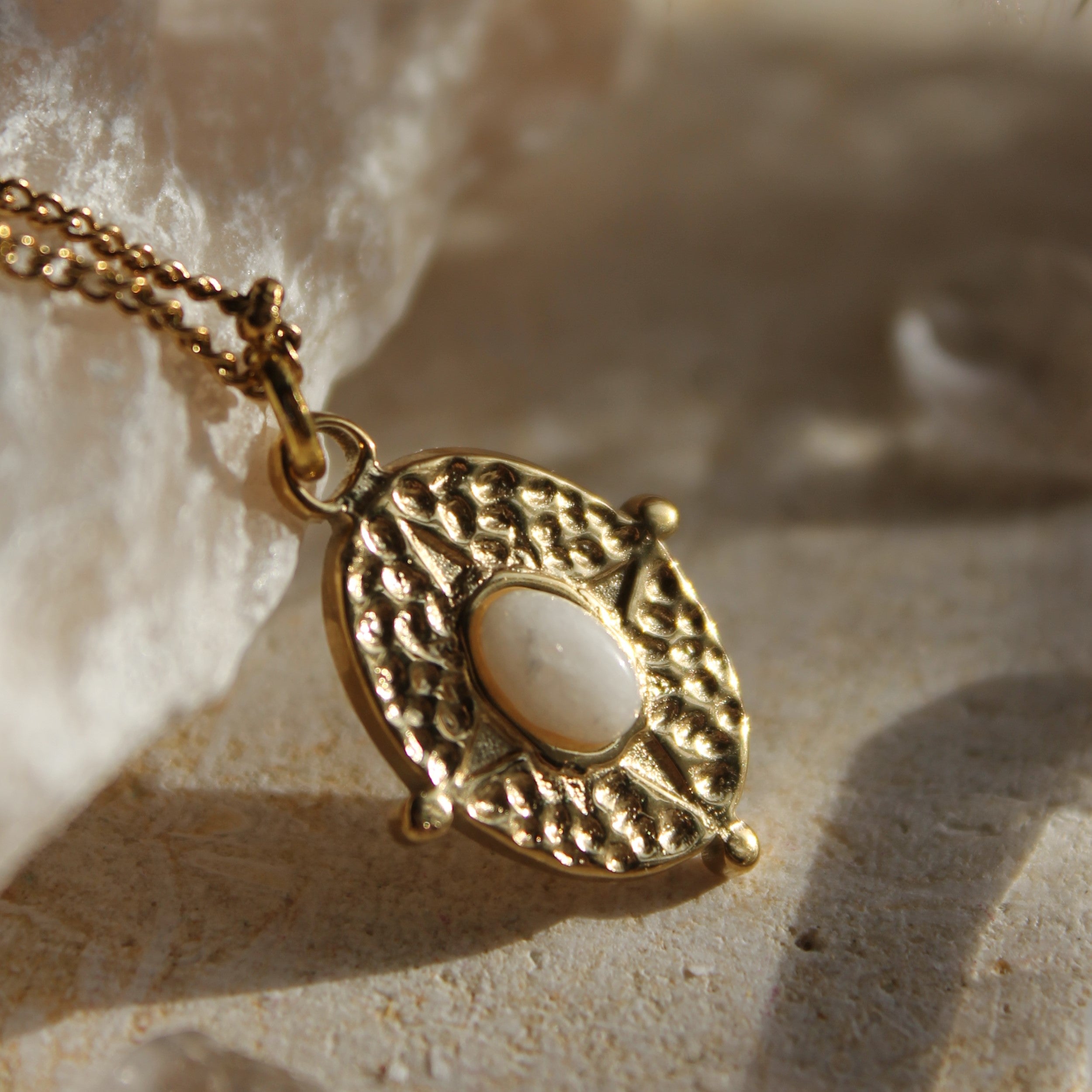 Weißer Jade SORAYA Edelsteinanhänger Kette goldfarben