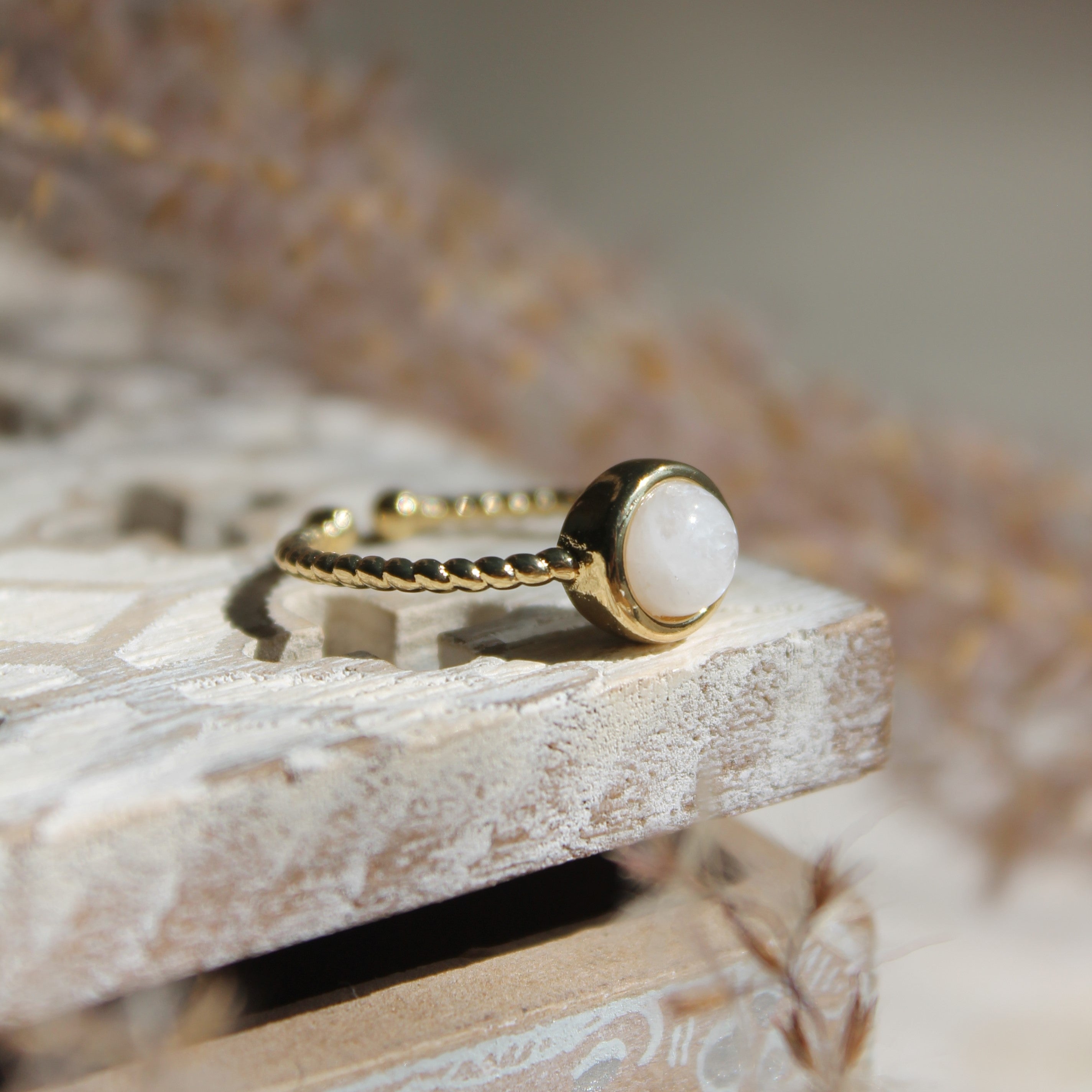 Mondstein Edelsteinring YUNA größenverstellbar goldfarben