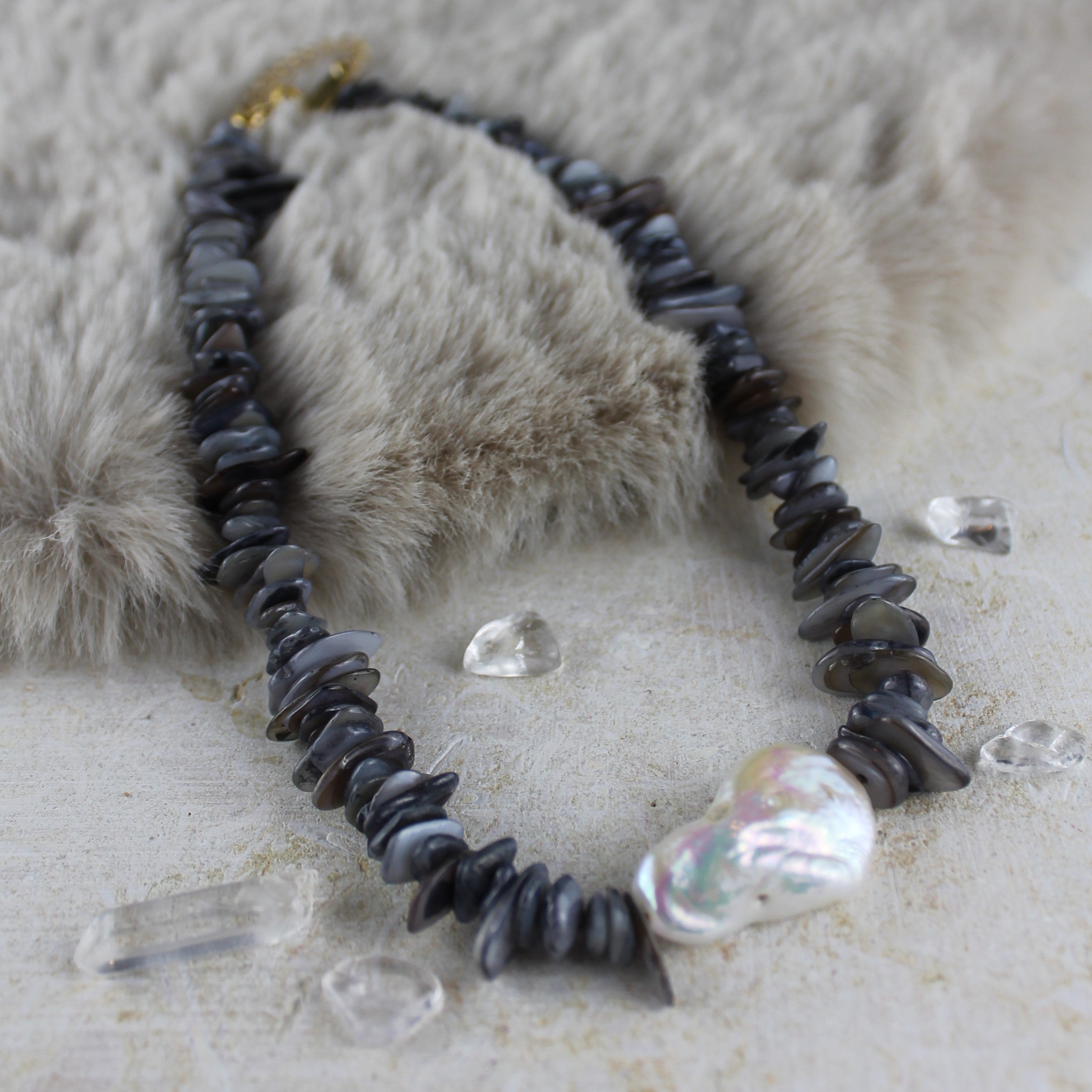 Muschel Splitter Choker Kette mit Barockperle goldfarben