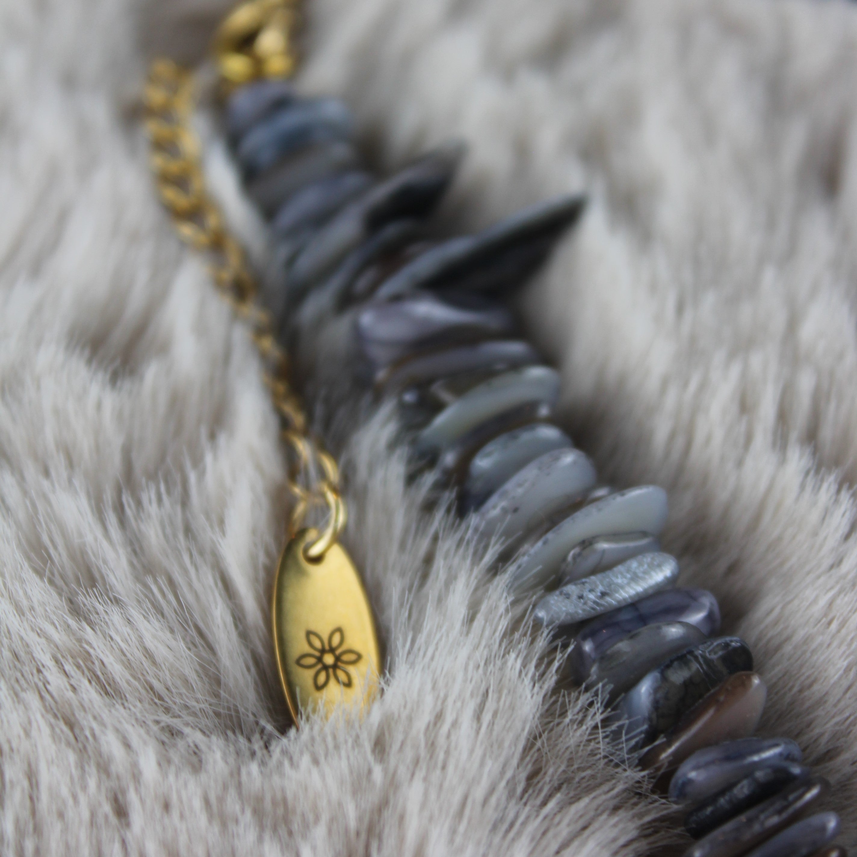 Muschel Splitter Choker Kette mit Barockperle goldfarben