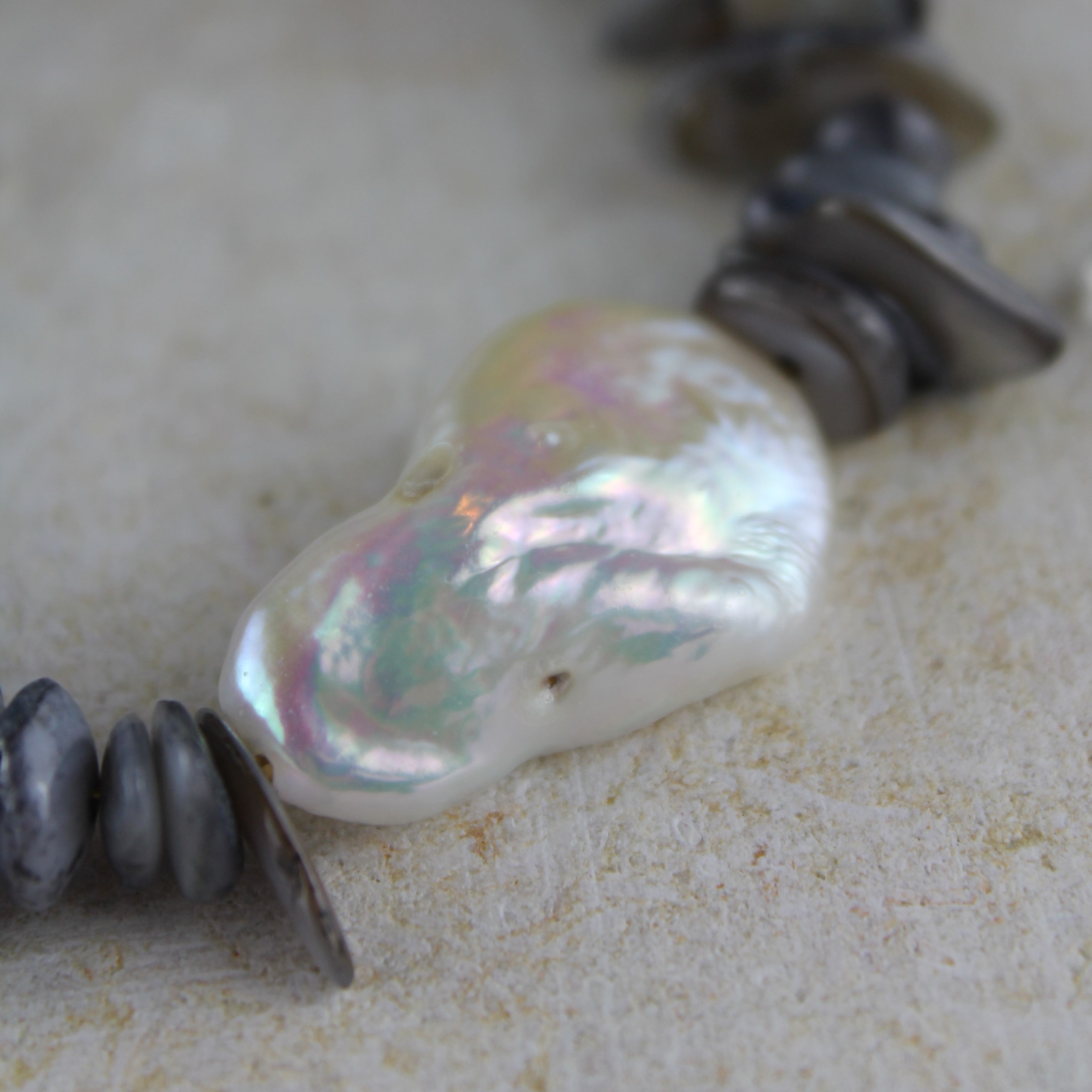 Muschel Splitter Choker Kette mit Barockperle goldfarben