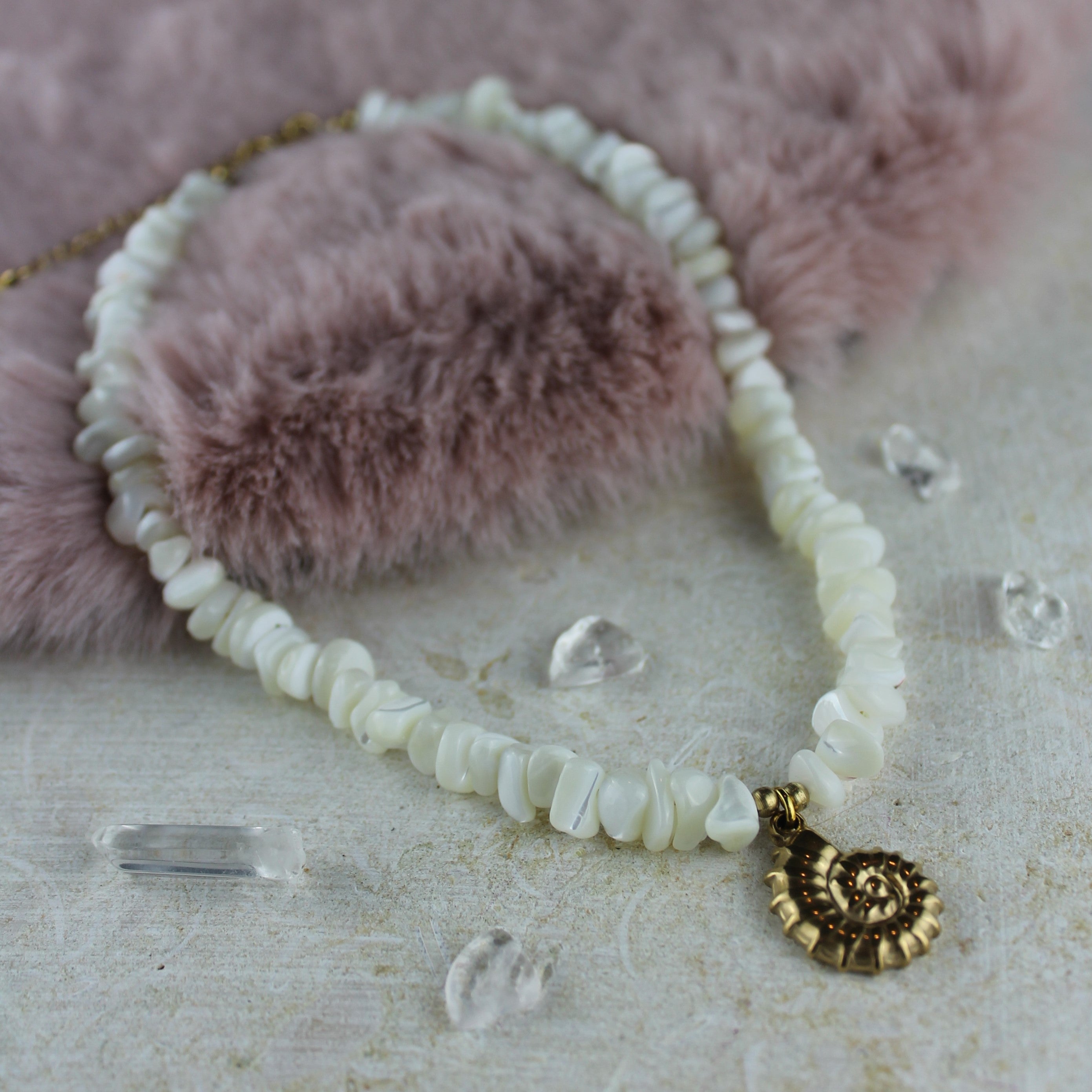 Muschel Splitter Choker Kette mit Anhänger goldfarben