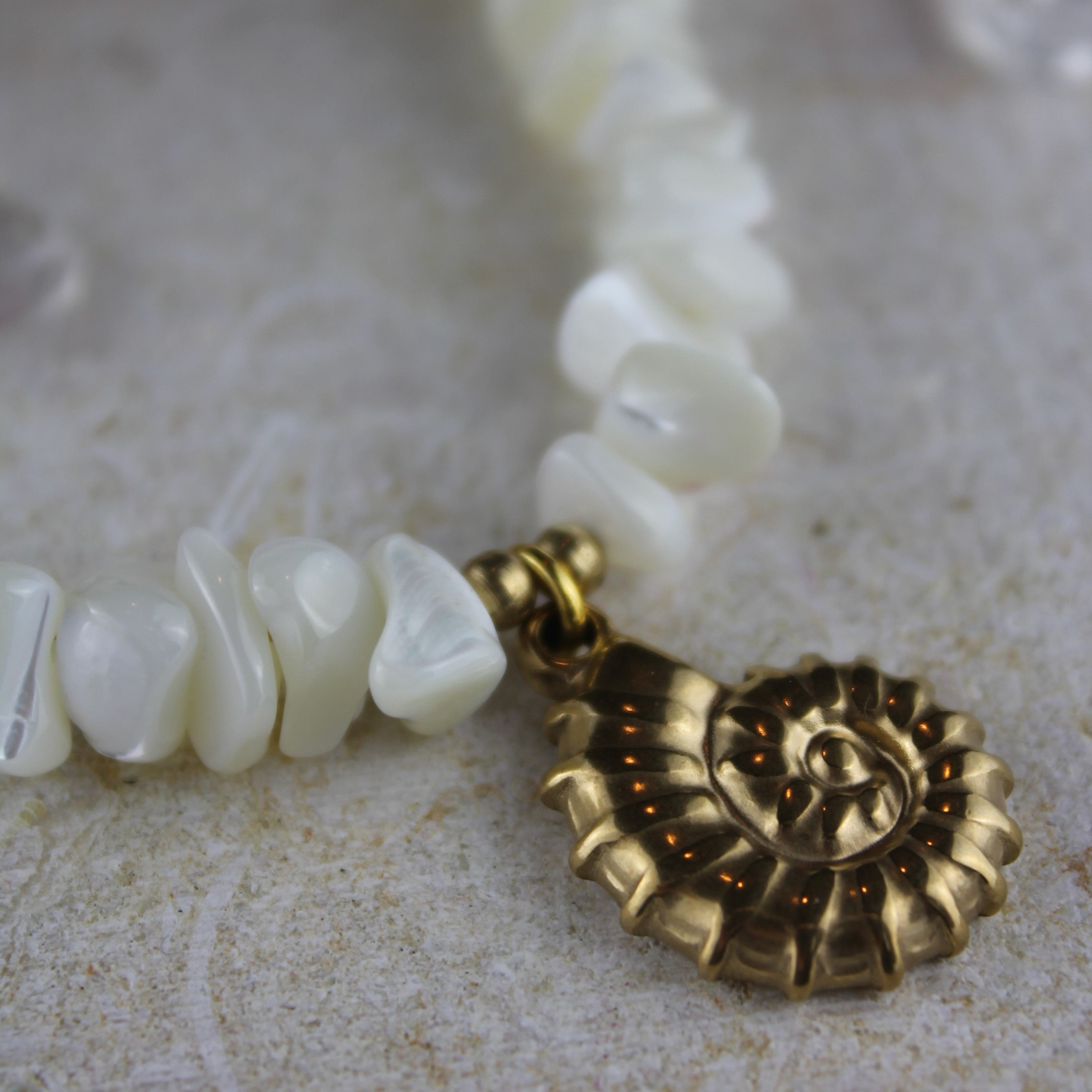 Muschel Splitter Choker Kette mit Anhänger goldfarben