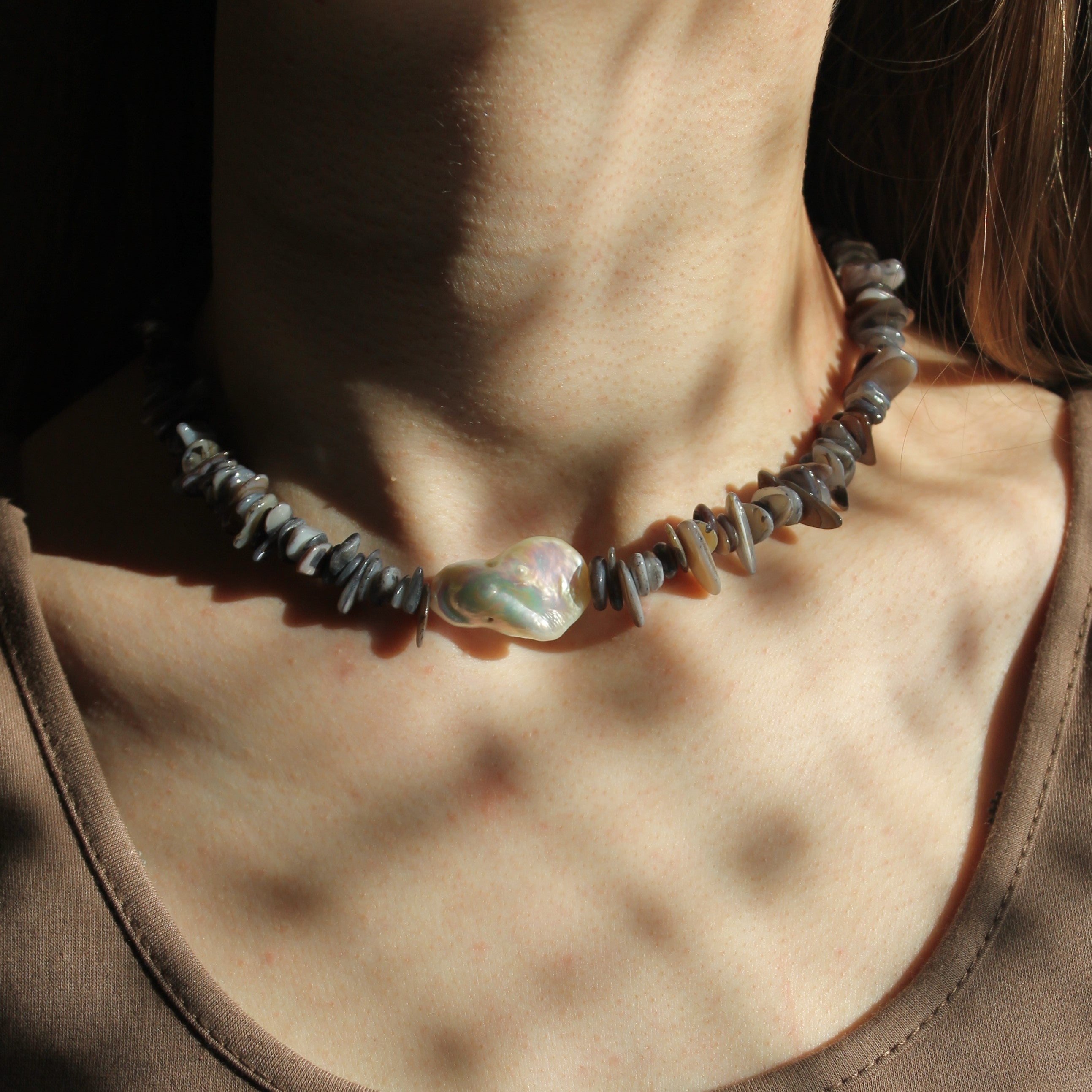 Muschel Splitter Choker Kette mit Barockperle goldfarben