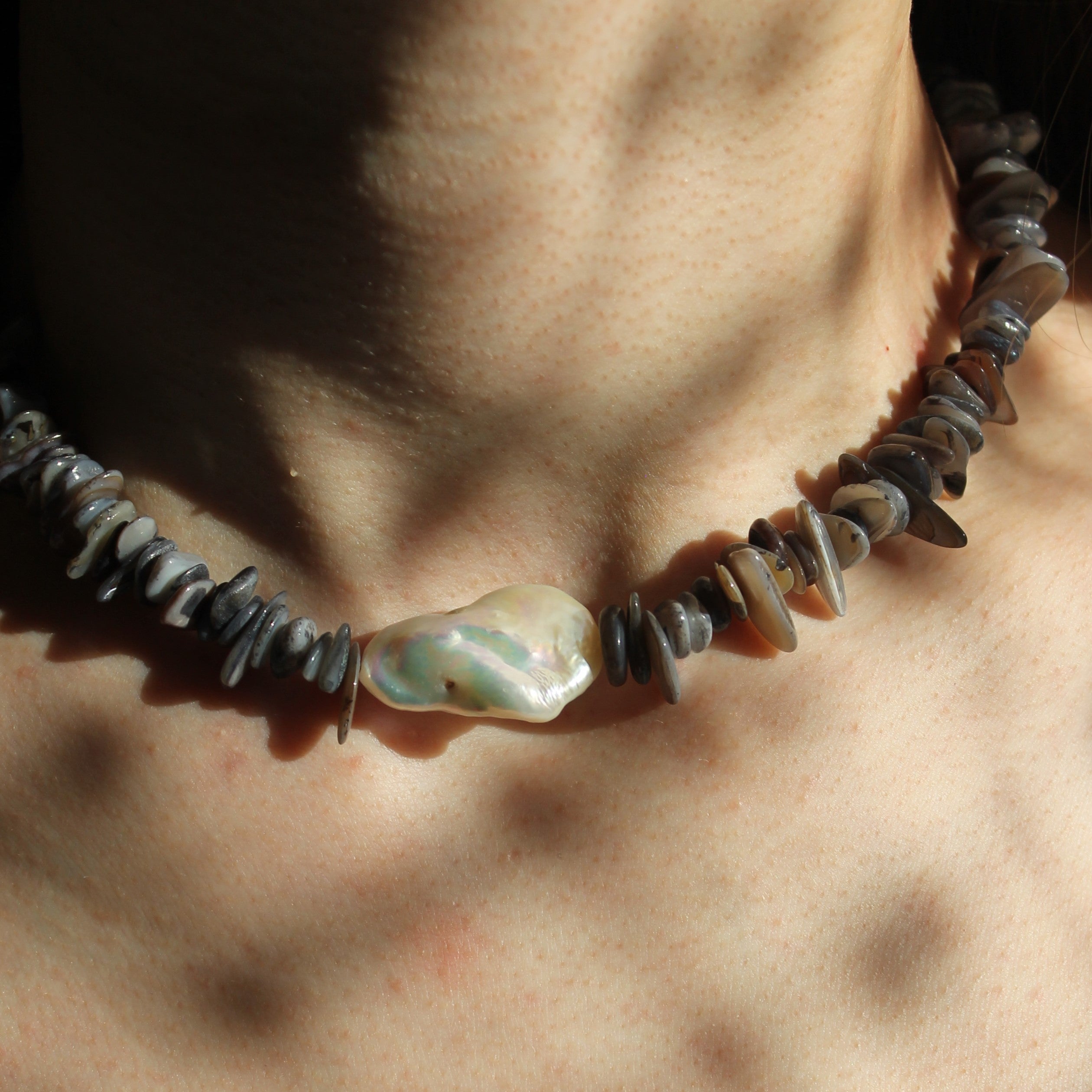 Muschel Splitter Choker Kette mit Barockperle goldfarben