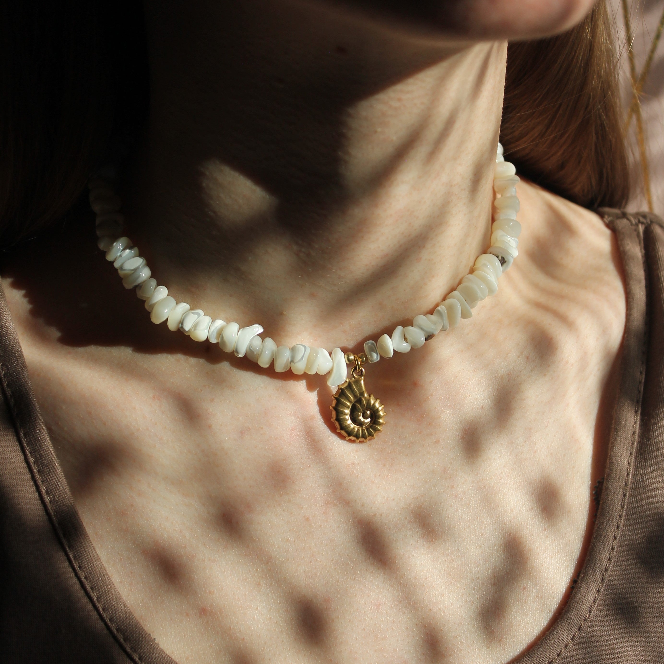 Muschel Splitter Choker Kette mit Anhänger goldfarben