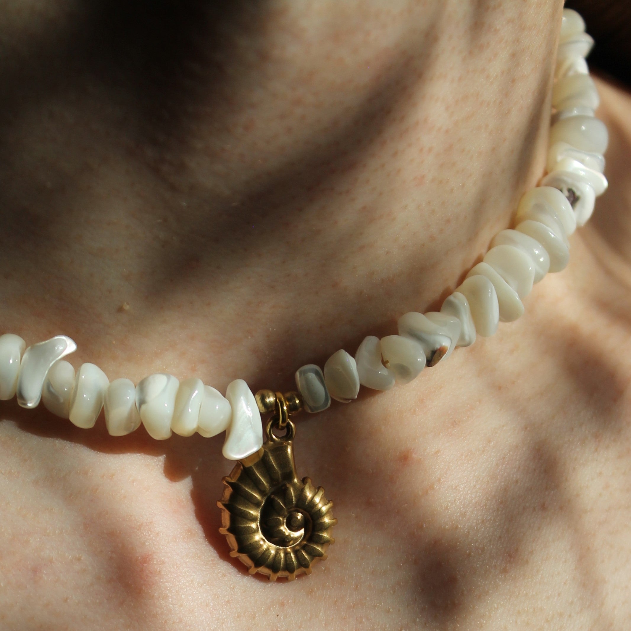 Muschel Splitter Choker Kette mit Anhänger goldfarben