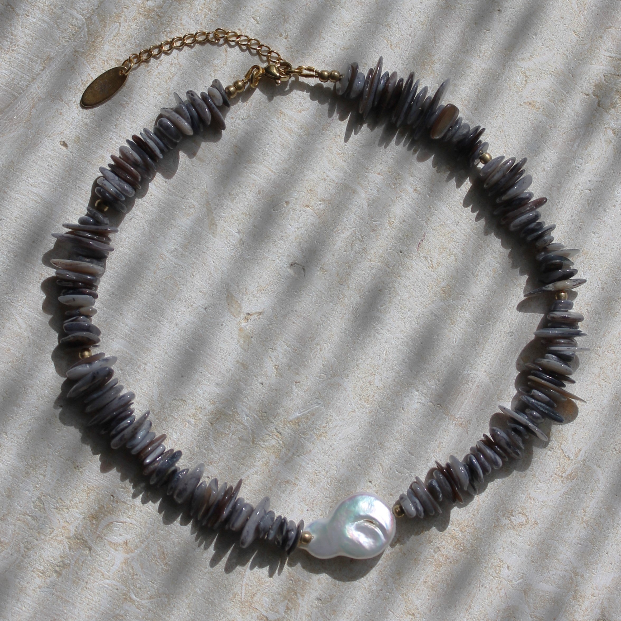 Muschel Splitter Choker Kette mit Barockperle goldfarben