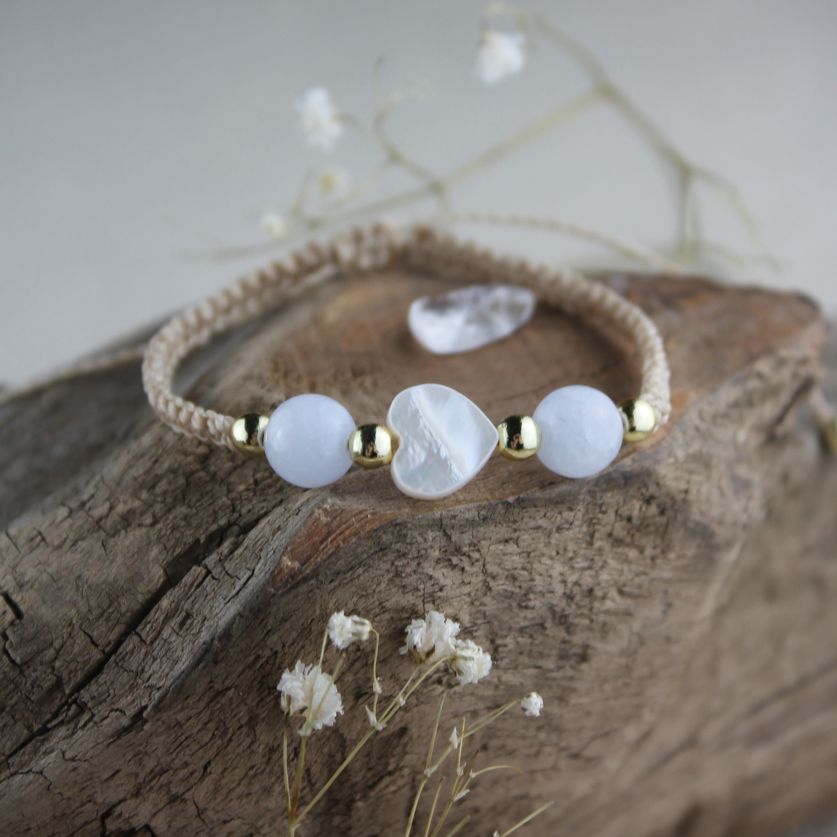 Personalisiertes Armband Makramee Perlmutt Herz goldfarben