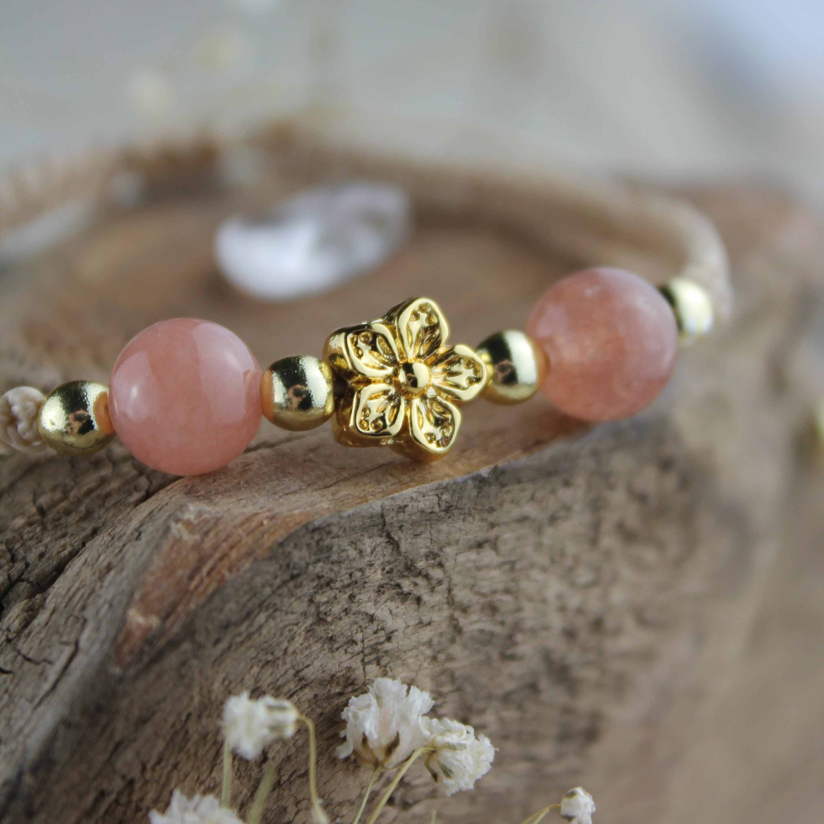 Personalisiertes Armband Makramee Blume goldfarben